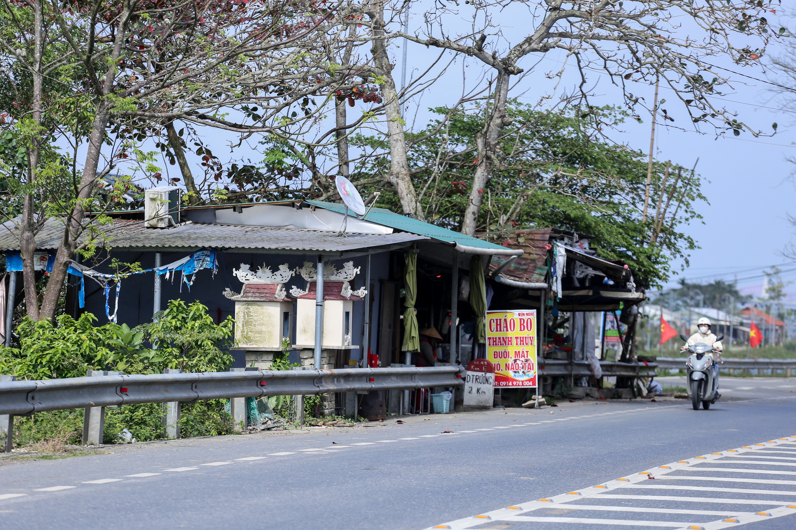Cận cảnh đoạn QL49 bất ngờ bị cụt một phần do vướng quán cháo bò - Ảnh 3.