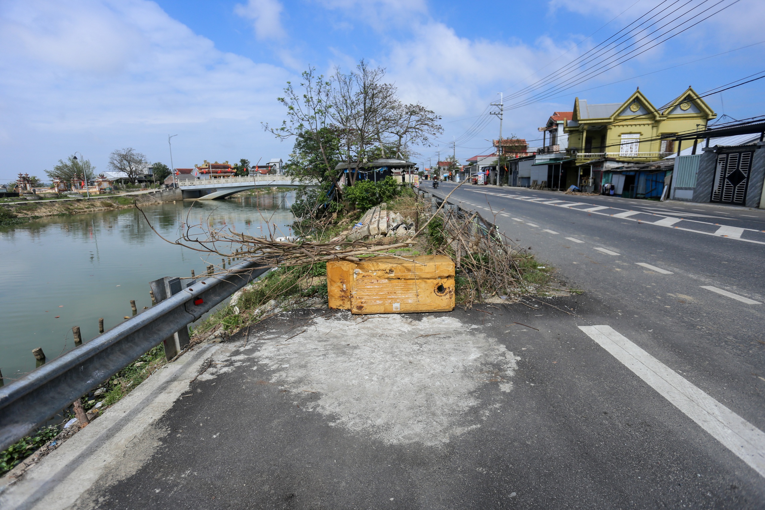 Cận cảnh đoạn QL49 bất ngờ bị cụt một phần do vướng quán cháo bò - Ảnh 2.