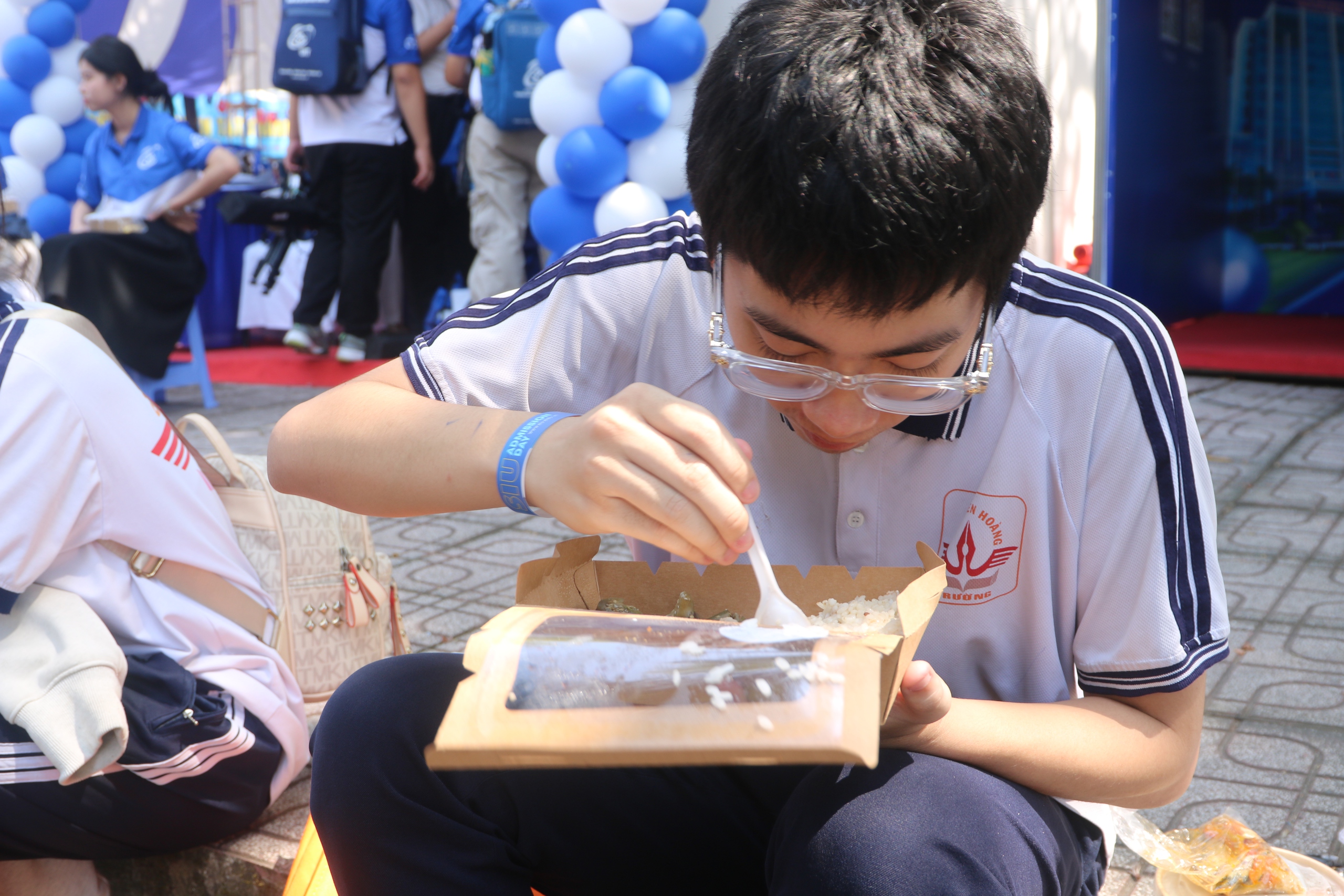 'Em không nghĩ đi Tư vấn mùa thi lại được lo cả cơm ăn, nước uống' - Ảnh 6.