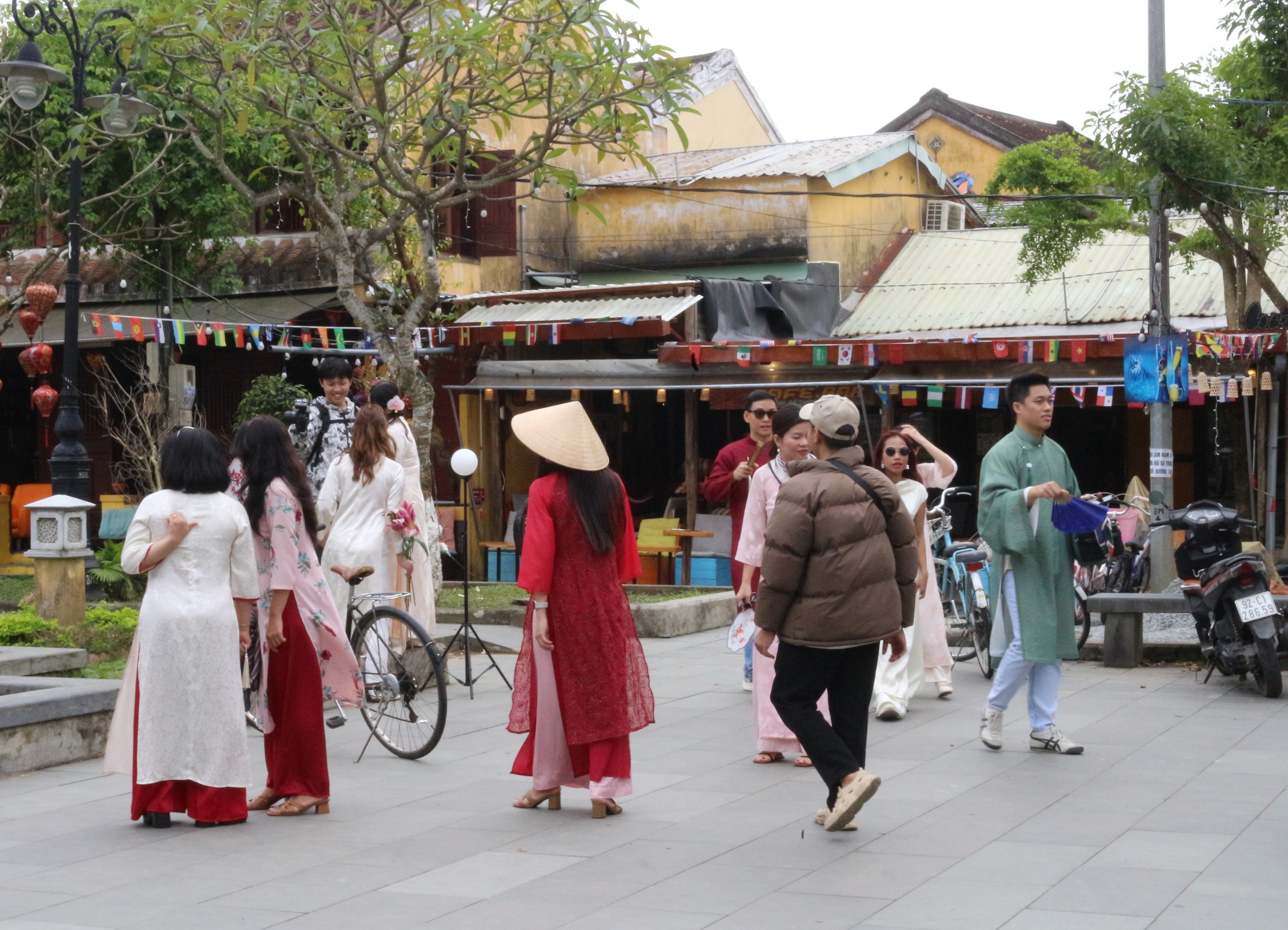 Cuối năm, c&aacute;c n&agrave;ng thơ đến phố cổ chụp ảnh check-in &aacute;o d&agrave;i - Ảnh 7.