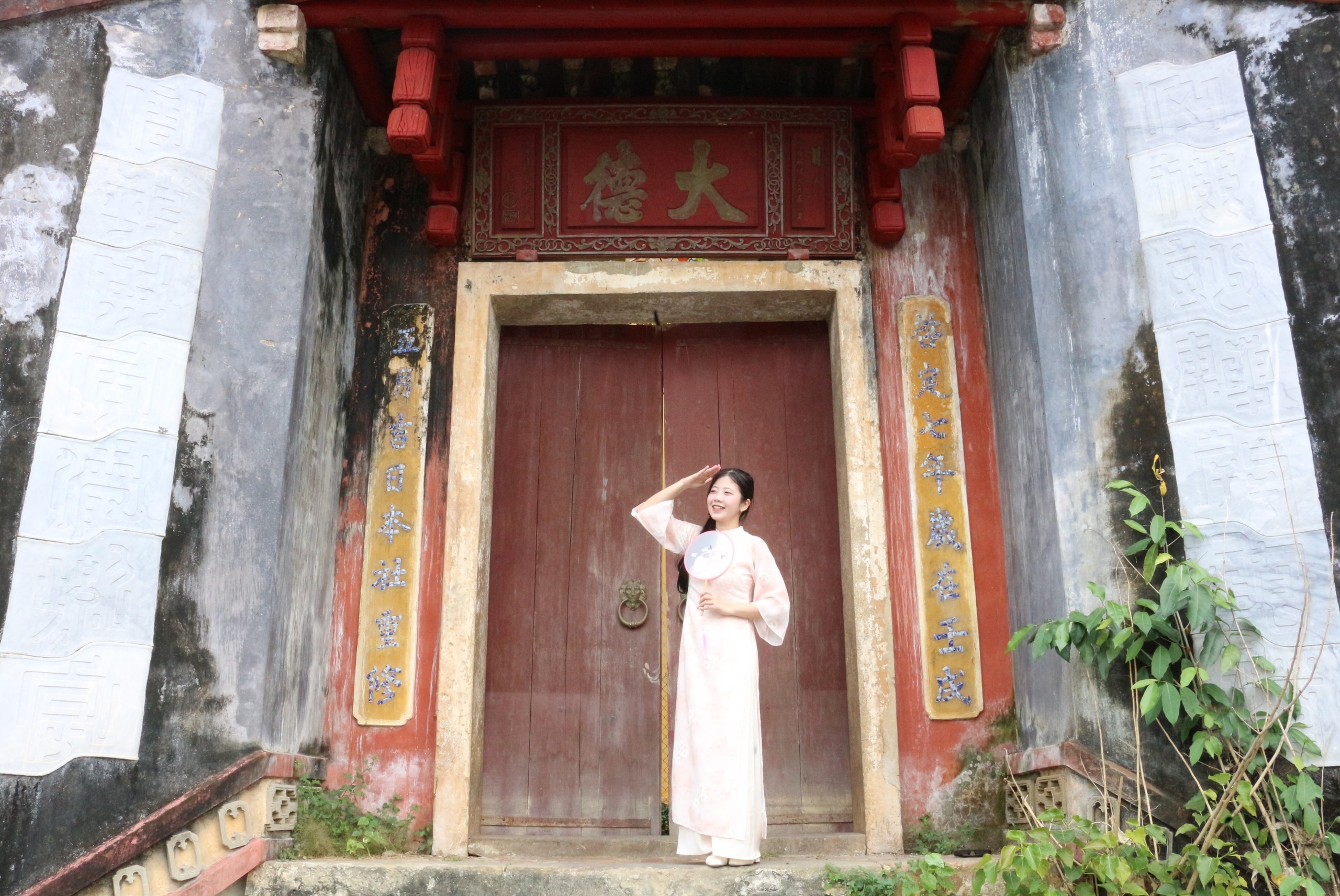 Cuối năm, c&aacute;c n&agrave;ng thơ đến phố cổ chụp ảnh check-in &aacute;o d&agrave;i - Ảnh 4.