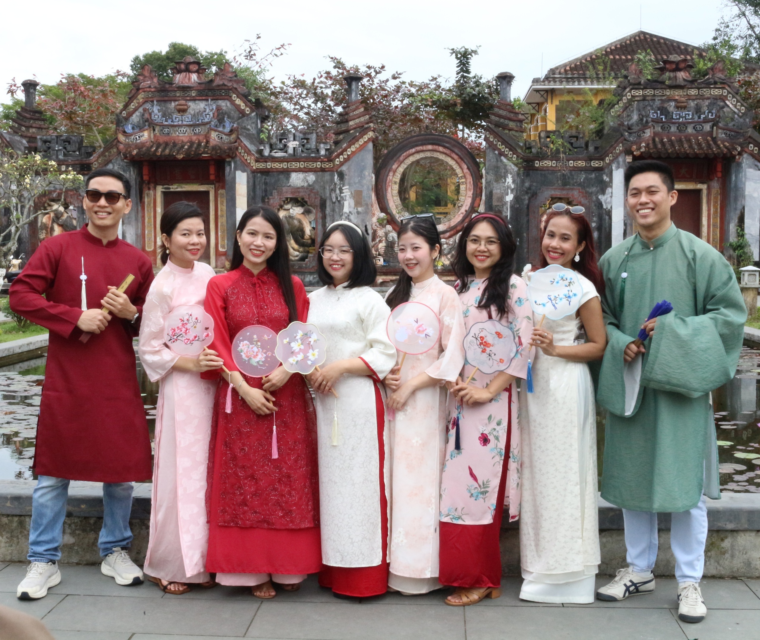 Cuối năm, c&aacute;c n&agrave;ng thơ đến phố cổ chụp ảnh check-in &aacute;o d&agrave;i - Ảnh 1.