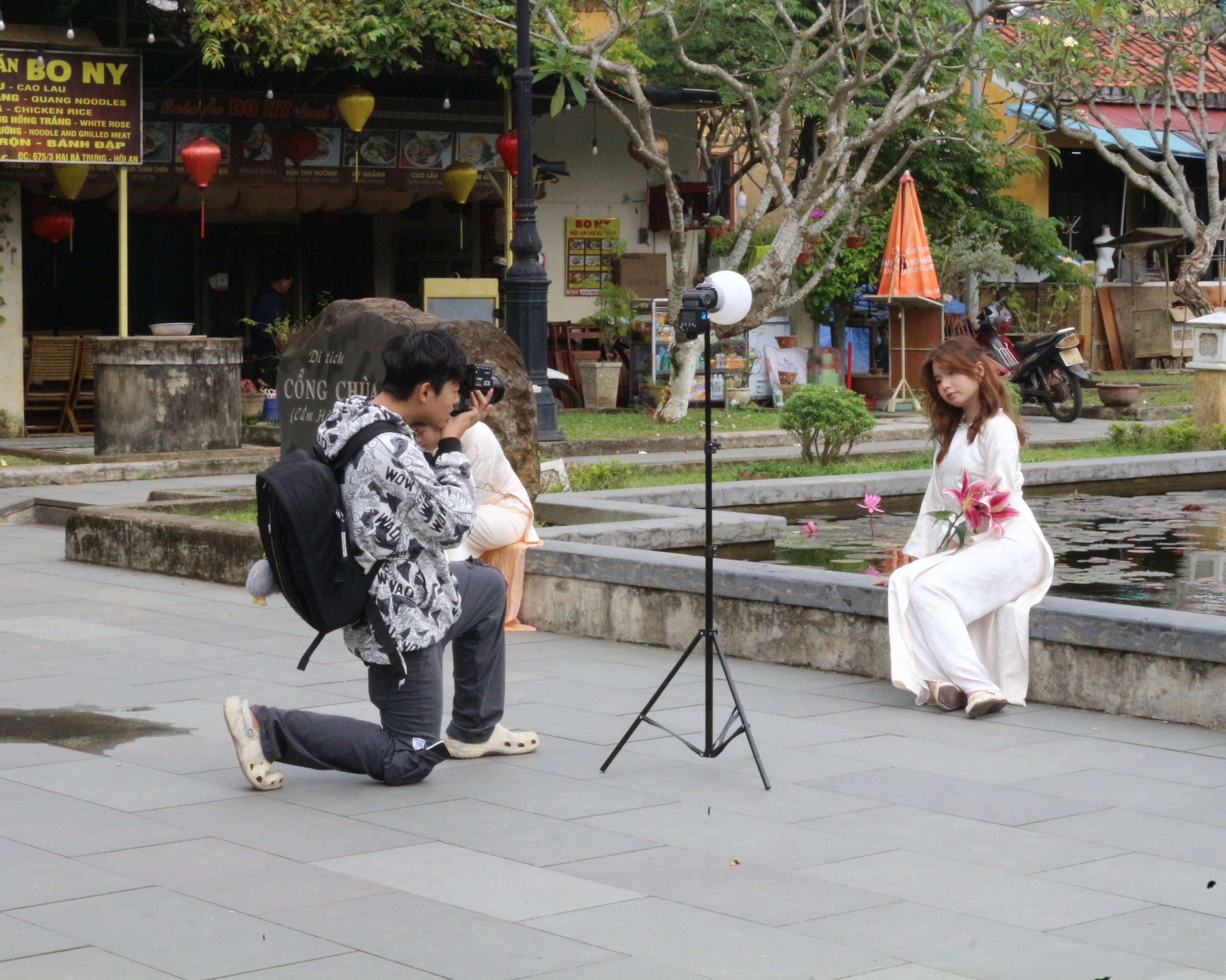 Cuối năm, c&aacute;c n&agrave;ng thơ đến phố cổ chụp ảnh check-in &aacute;o d&agrave;i - Ảnh 6.