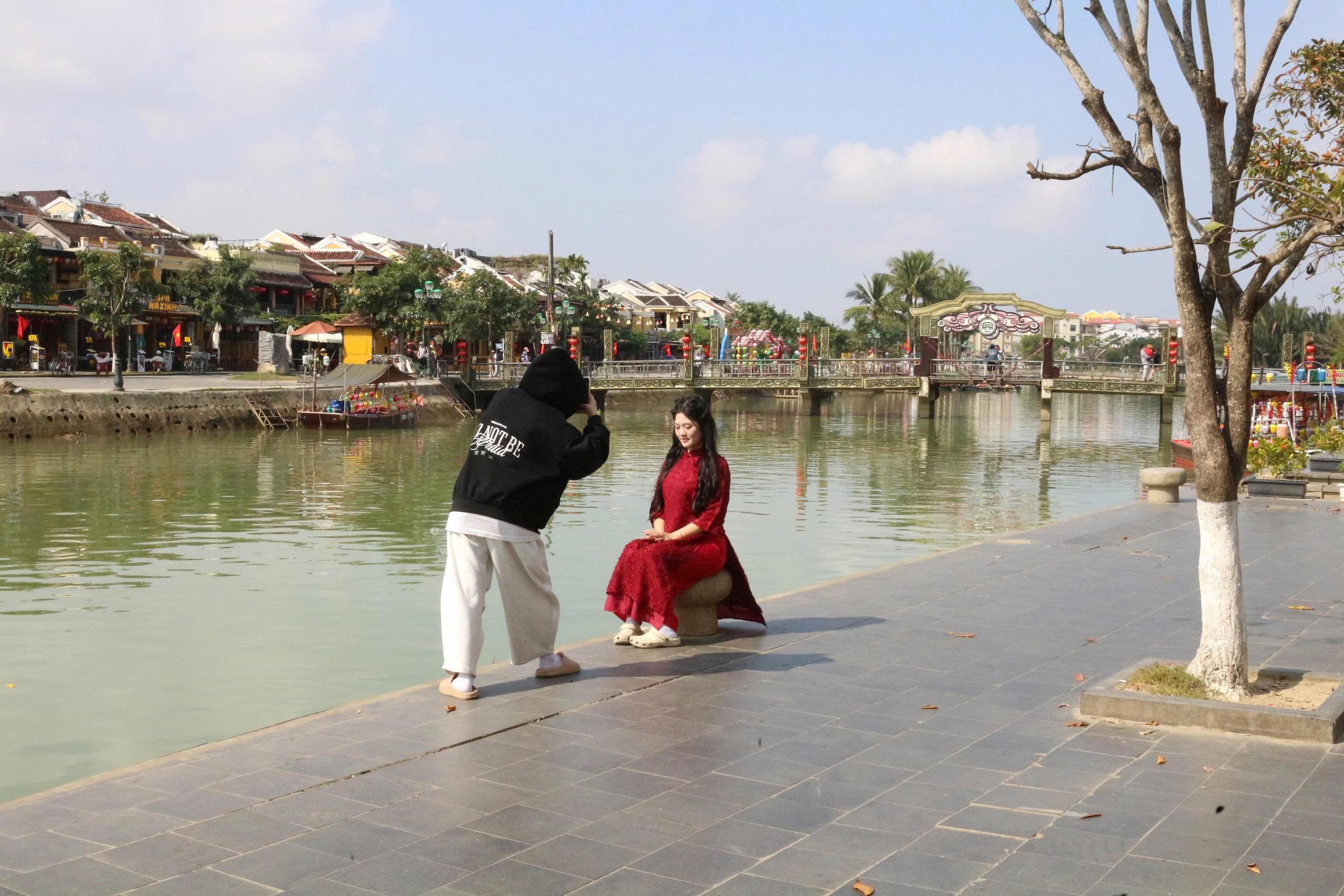 Cuối năm, c&aacute;c n&agrave;ng thơ đến phố cổ chụp ảnh check-in &aacute;o d&agrave;i - Ảnh 2.