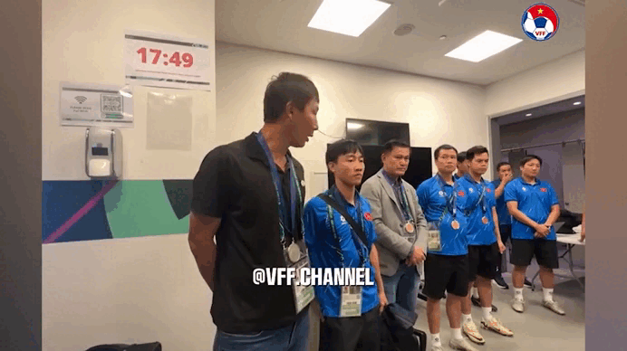 HLV Kim Sang-sik hé lộ sốc trong phòng thay đồ: 'Có những cầu thủ đã bị tôi mắng...'- Ảnh 1. HLV Kim Sang-sik hé lộ sốc trong phòng thay đồ: 'Có những cầu thủ đã bị tôi mắng...'- Ảnh 1.