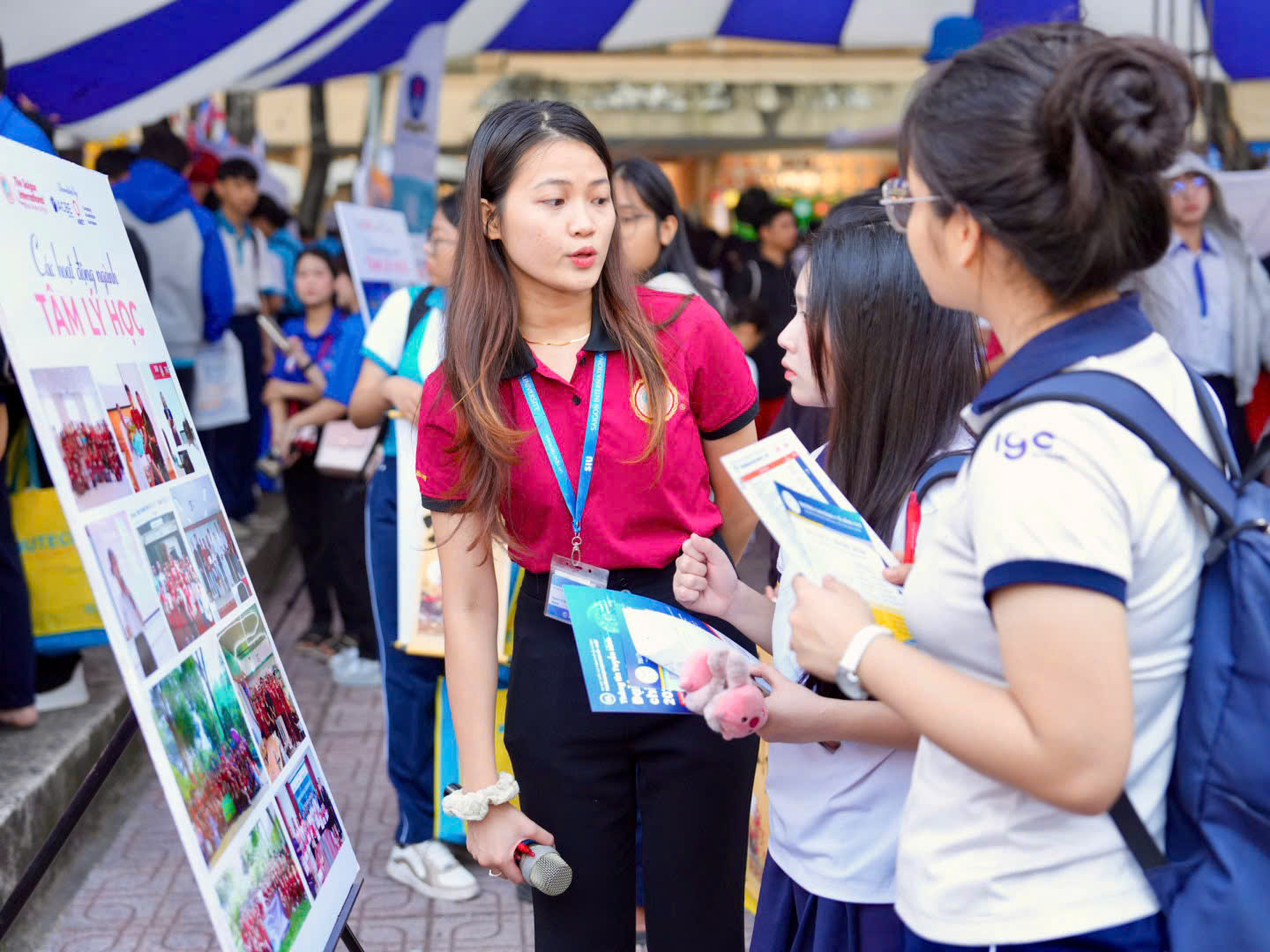 Tìm hiểu ngành học tại gian hàng tư vấn giáo dục trường ĐH Đồng Nai - Ảnh 1. Tìm hiểu ngành học tại gian hàng tư vấn giáo dục trường ĐH Đồng Nai - Ảnh 1.