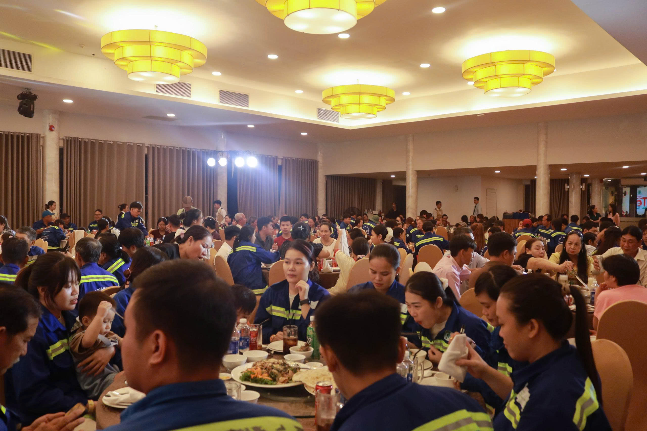 Mưu sinh xuyên đêm ở TP.HCM khi tết cận kề: Nỗi day dứt của người cha nghèo- Ảnh 3.