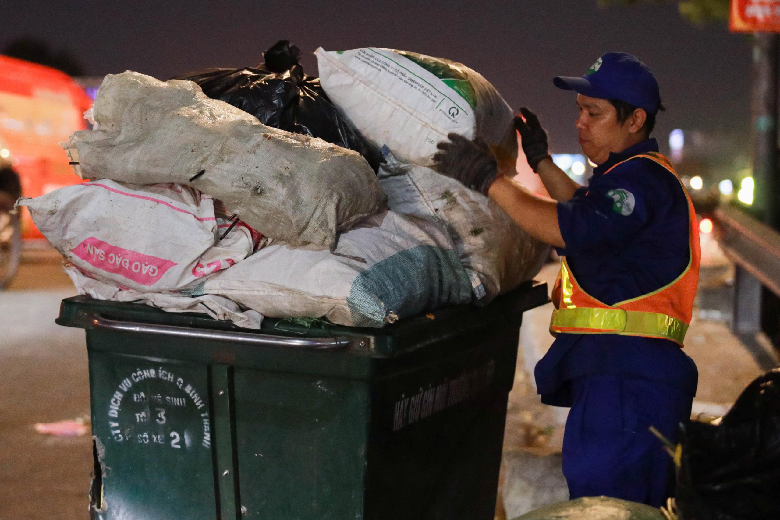 Mưu sinh xuyên đêm ở TP.HCM khi tết cận kề: Nỗi day dứt của người cha nghèo- Ảnh 2.