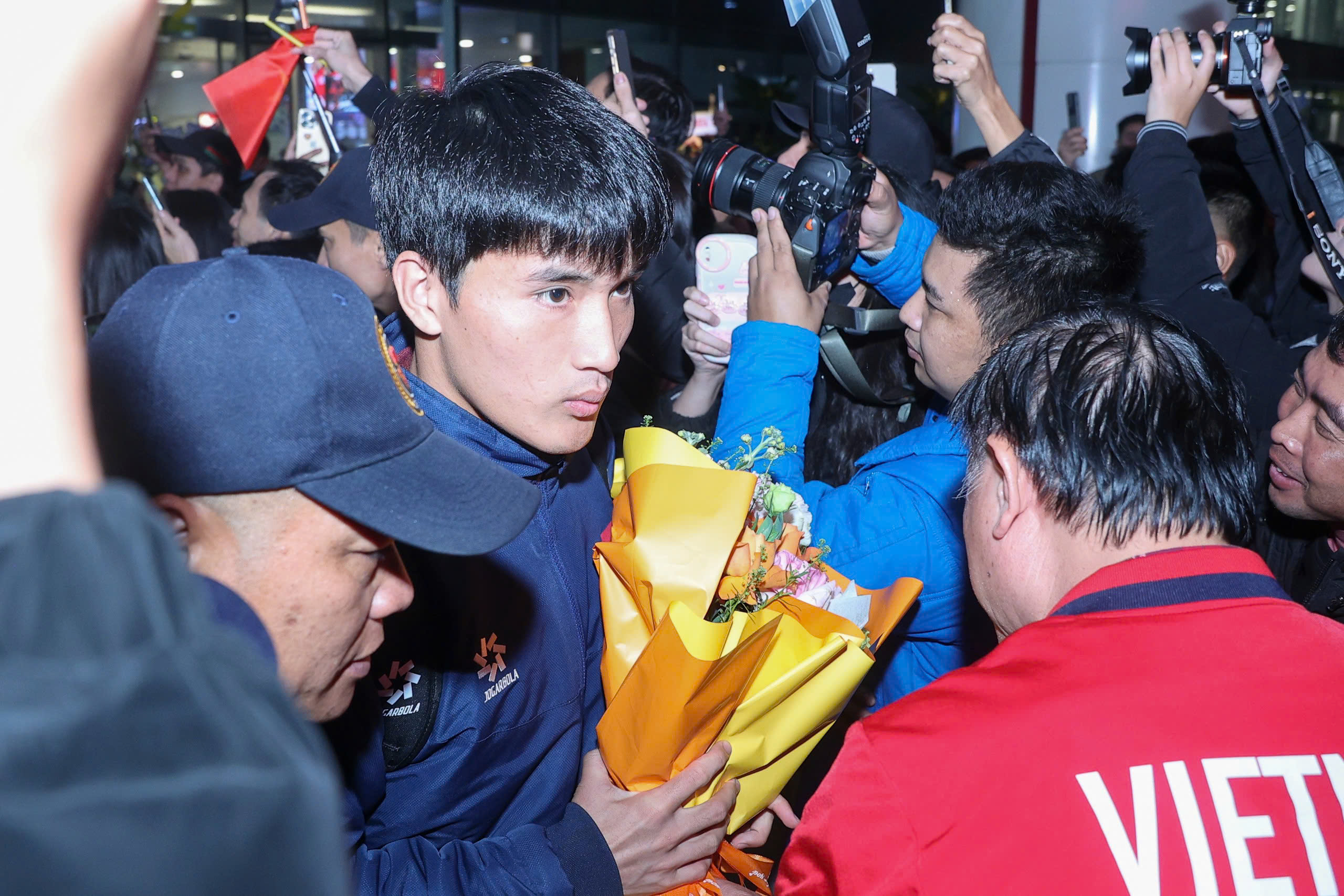 Hiểu Minh nhận hoa tr&ecirc;n xe lăn, U.23 Việt Nam được 'biển người' ch&agrave;o đ&oacute;n: Thầy Kim tr&agrave;n cảm x&uacute;c- Ảnh 9.