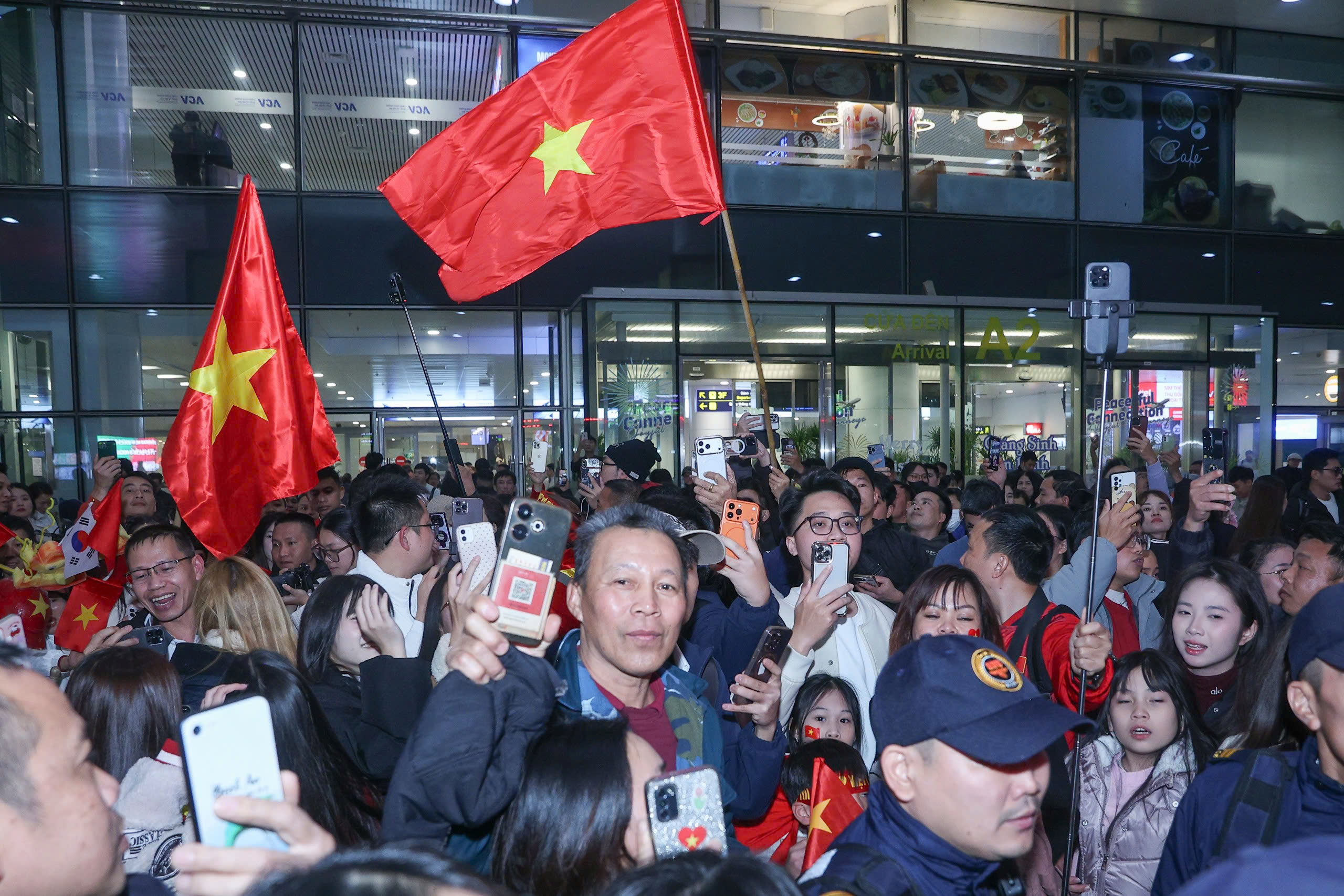 Hiểu Minh nhận hoa tr&ecirc;n xe lăn, U.23 Việt Nam được 'biển người' ch&agrave;o đ&oacute;n: Thầy Kim tr&agrave;n cảm x&uacute;c- Ảnh 6.