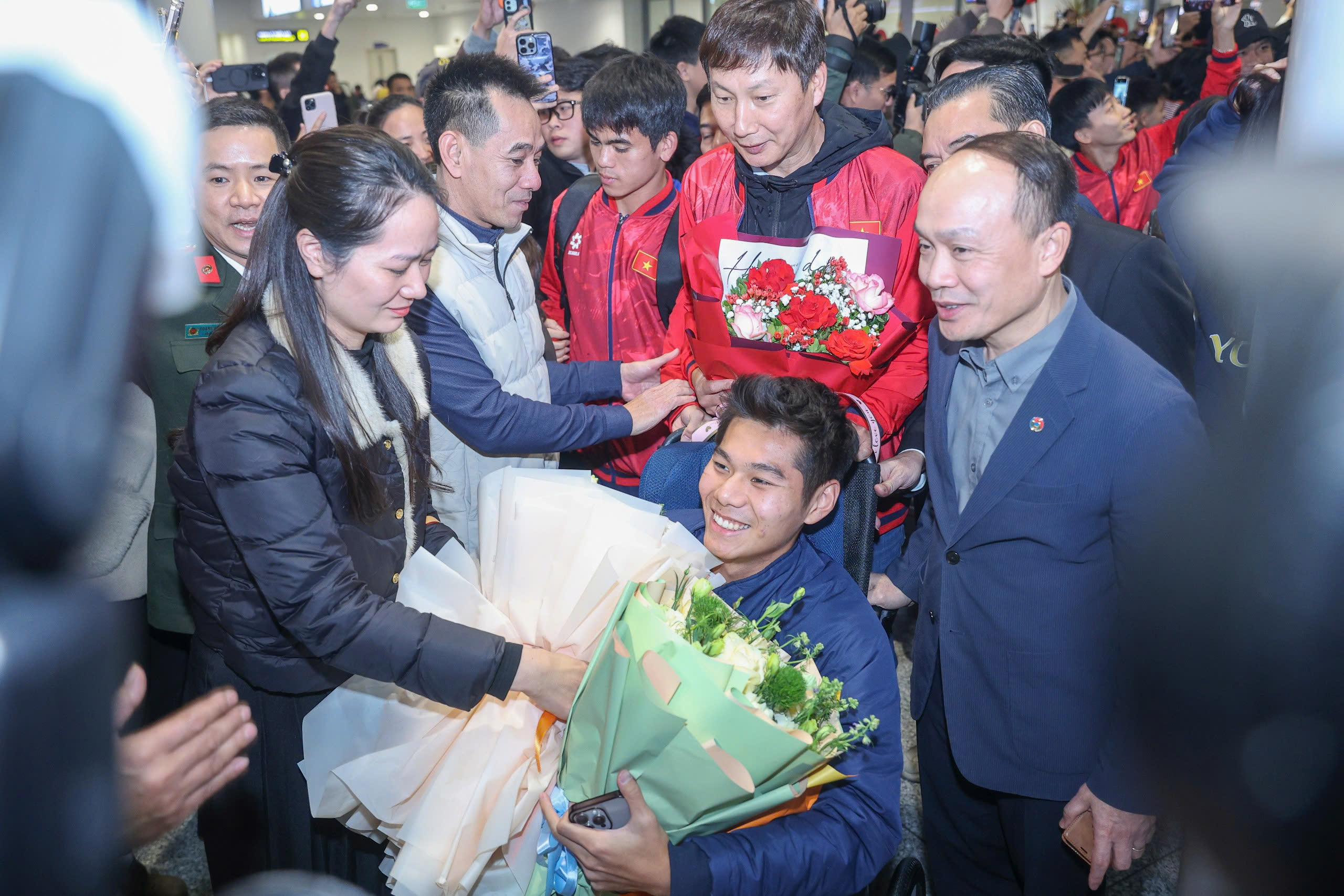 Hiểu Minh nhận hoa tr&ecirc;n xe lăn, U.23 Việt Nam được 'biển người' ch&agrave;o đ&oacute;n: Thầy Kim tr&agrave;n cảm x&uacute;c- Ảnh 4.
