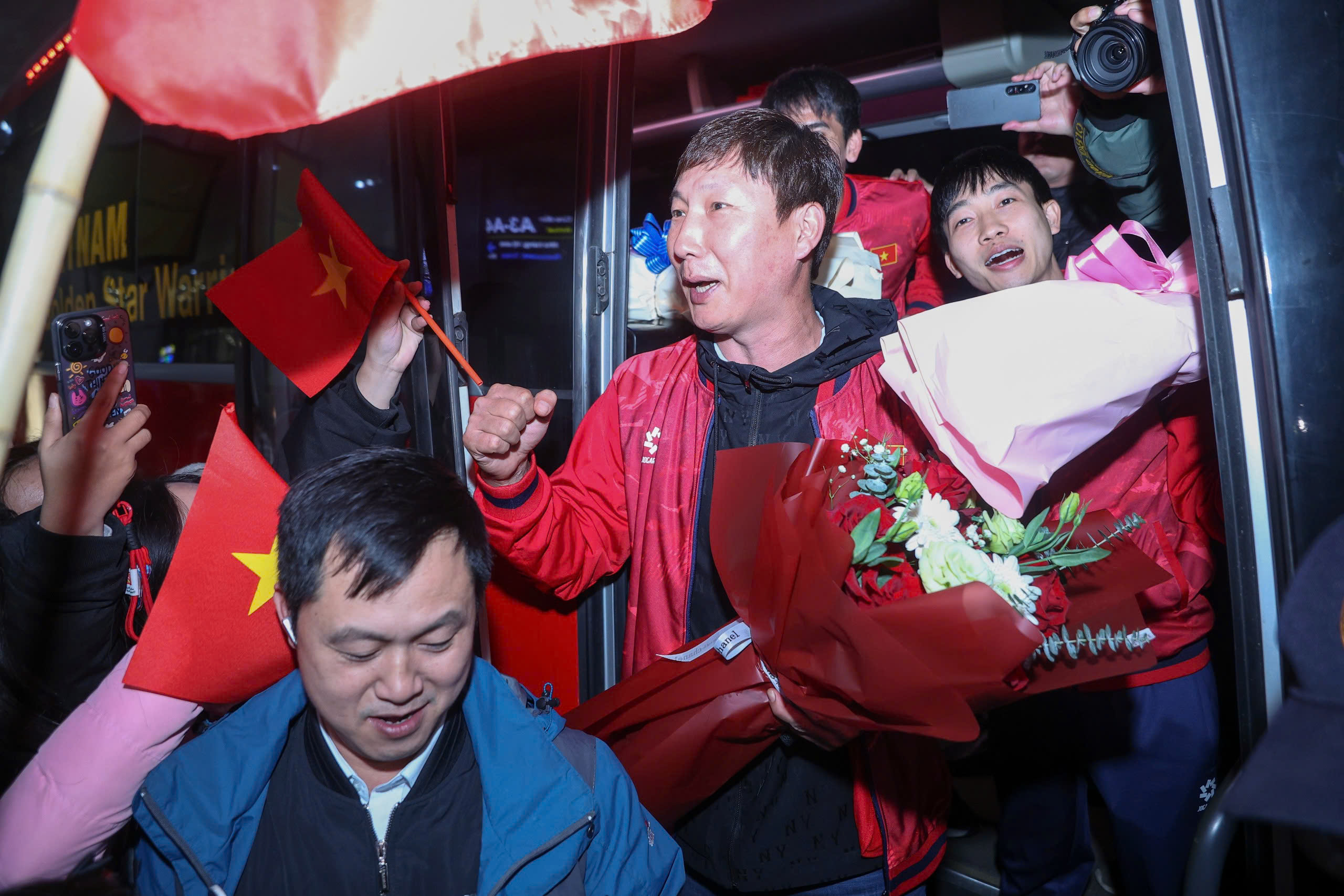 Hiểu Minh nhận hoa tr&ecirc;n xe lăn, U.23 Việt Nam được 'biển người' ch&agrave;o đ&oacute;n: Thầy Kim tr&agrave;n cảm x&uacute;c- Ảnh 10.