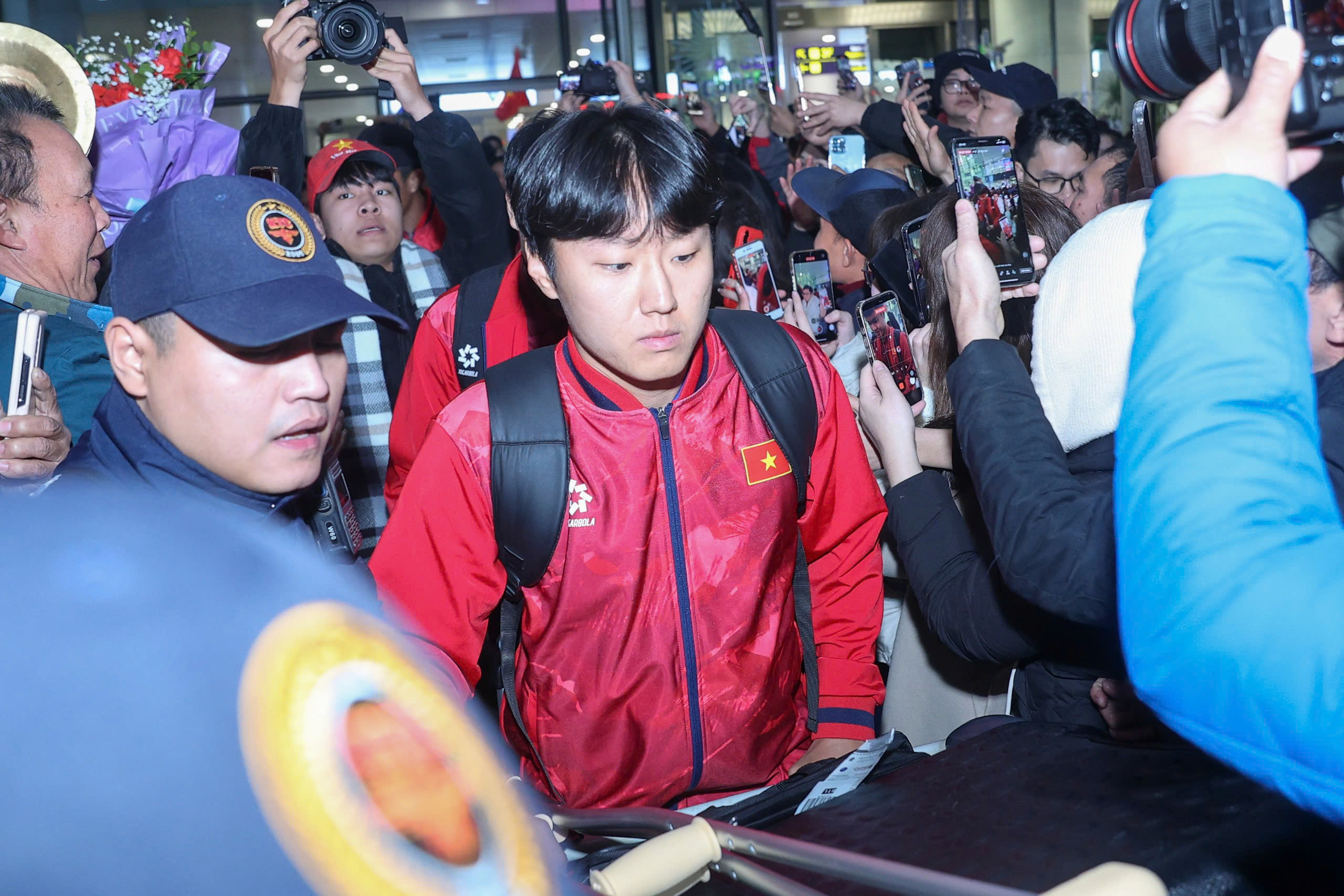 Hiểu Minh nhận hoa tr&ecirc;n xe lăn, U.23 Việt Nam được 'biển người' ch&agrave;o đ&oacute;n: Thầy Kim tr&agrave;n cảm x&uacute;c- Ảnh 7.