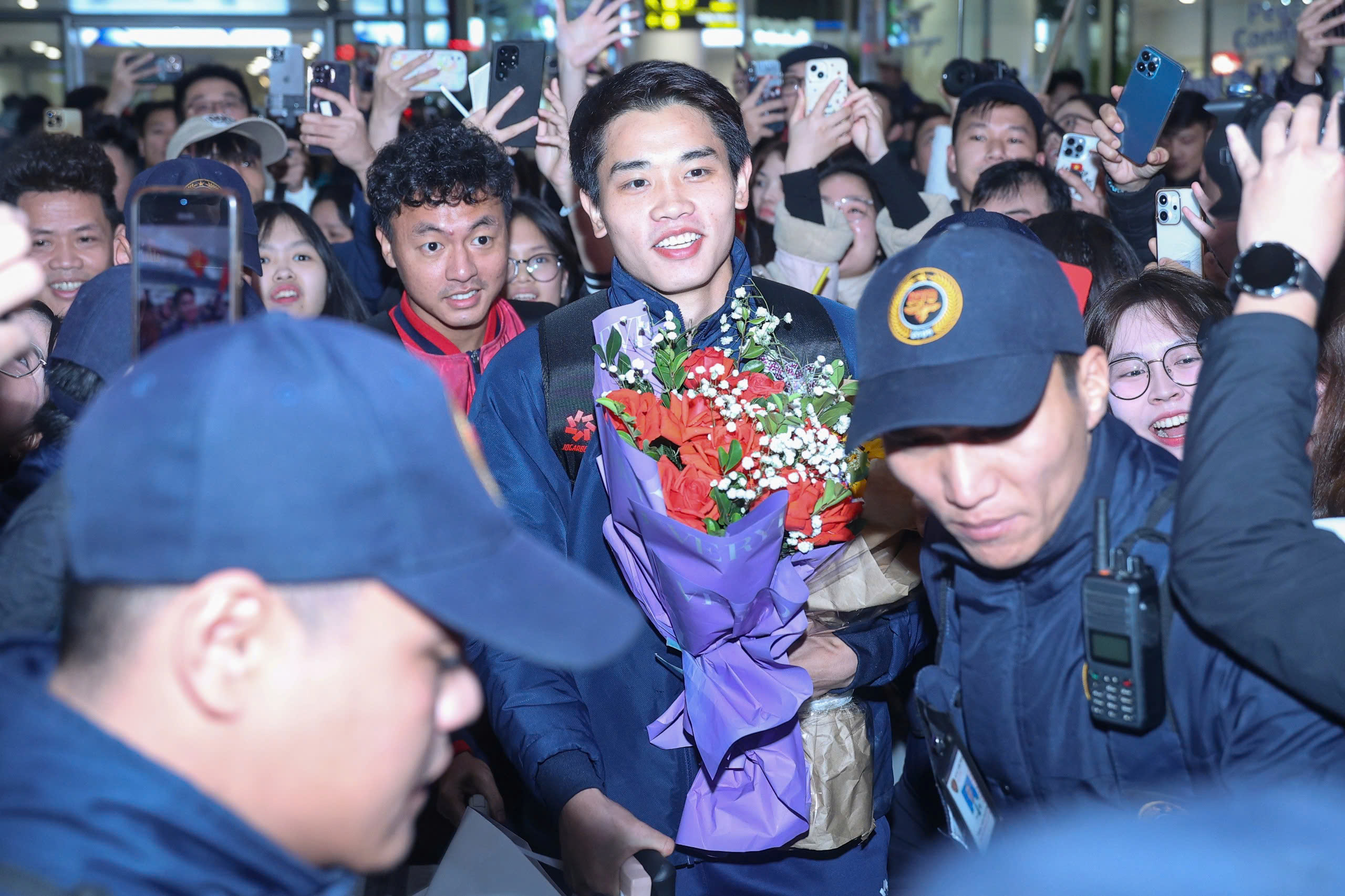 Hiểu Minh nhận hoa tr&ecirc;n xe lăn, U.23 Việt Nam được 'biển người' ch&agrave;o đ&oacute;n: Thầy Kim tr&agrave;n cảm x&uacute;c- Ảnh 8.