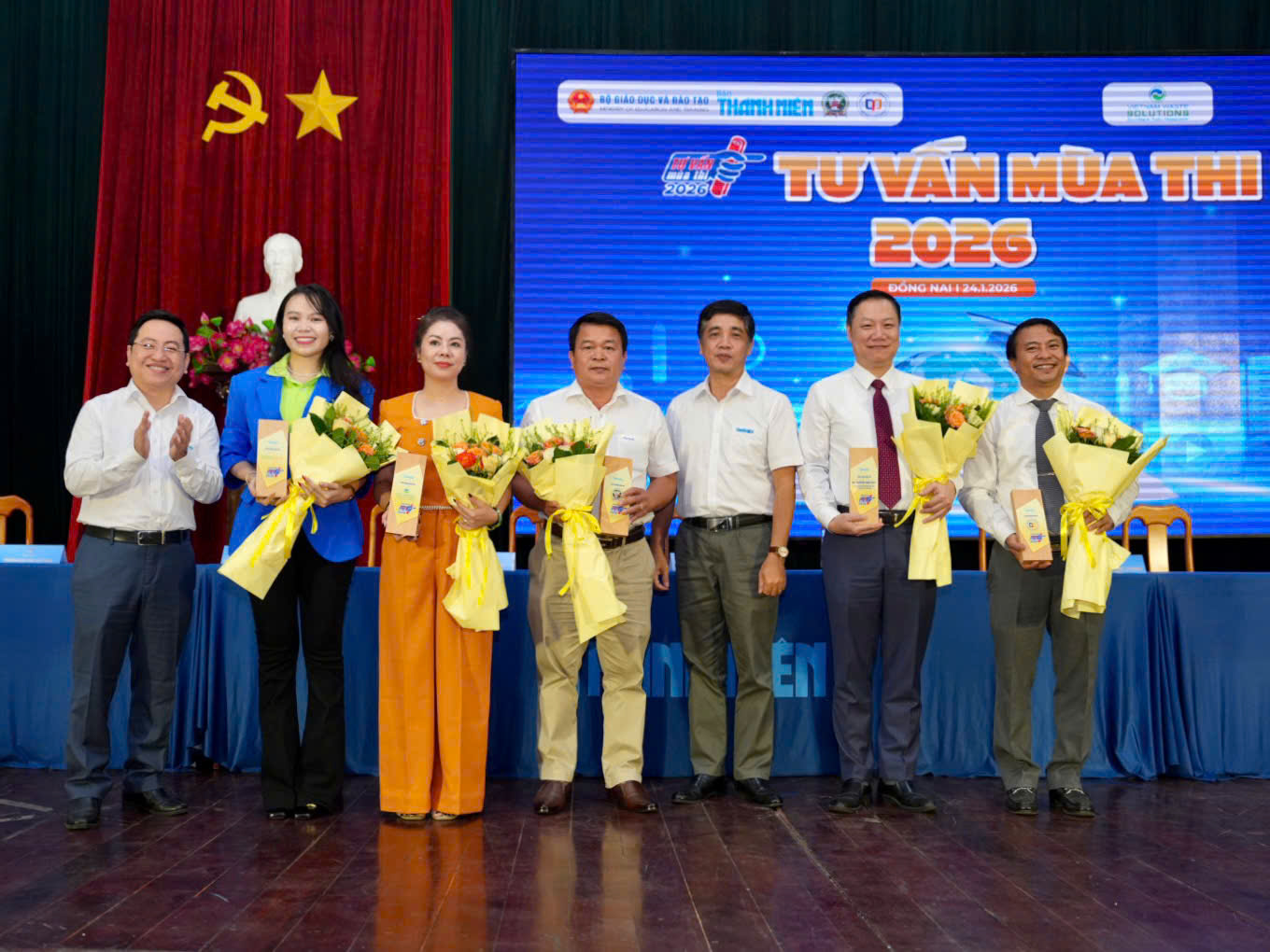 Bộ GD-ĐT th&ocirc;ng tin mới nhất về tuyển sinh đại học 2026 tại Tư vấn m&ugrave;a thi - Ảnh 8.