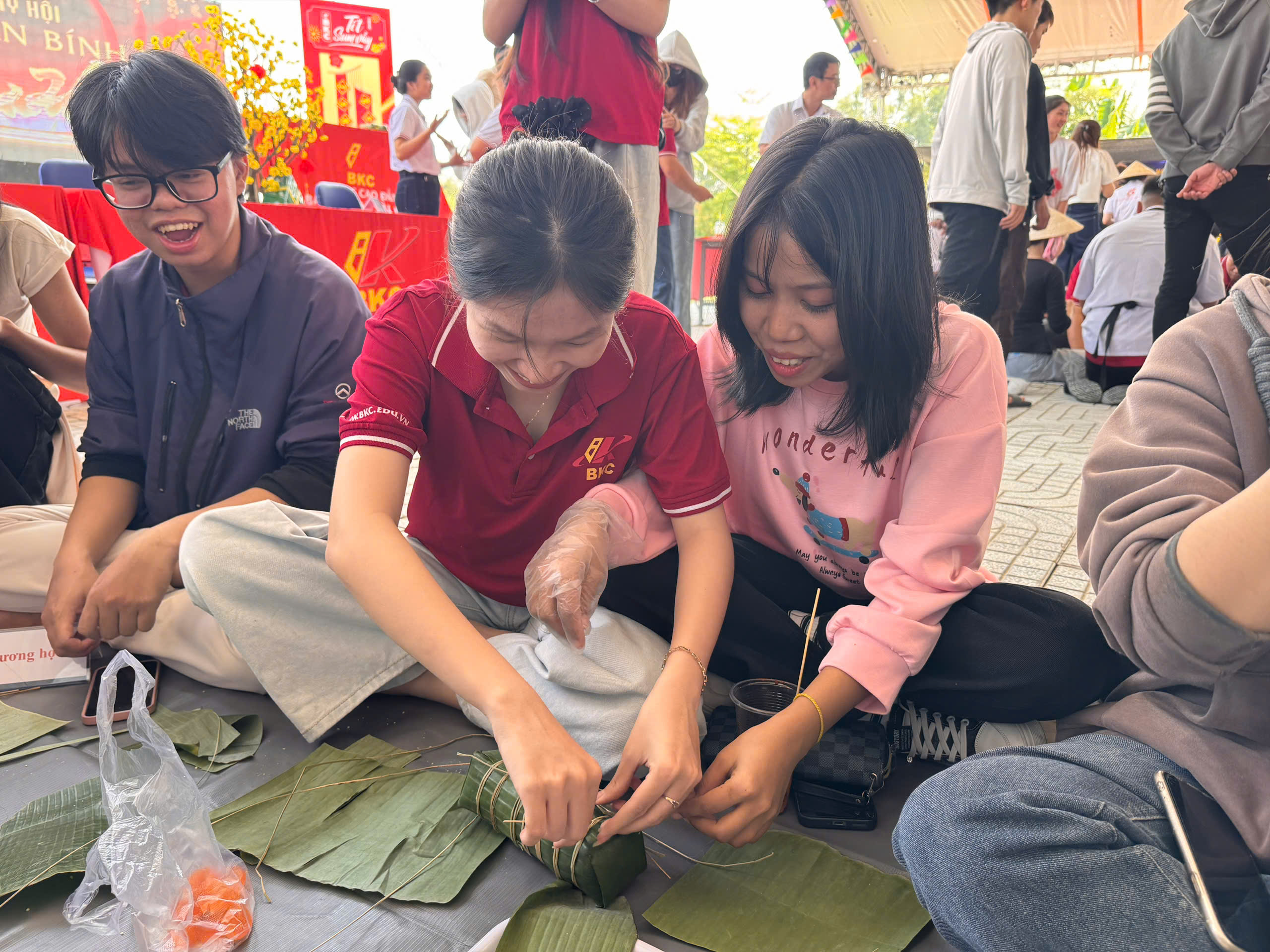 Sinh viên quốc tế lúng túng lần đầu gói bánh tét, đón Tết Việt giữa giảng đường - Ảnh 2.
