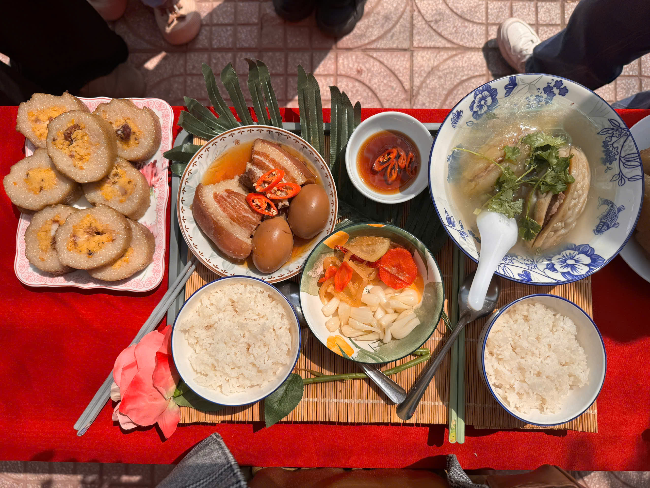 Sinh viên quốc tế lúng túng lần đầu gói bánh tét, đón Tết Việt giữa giảng đường - Ảnh 7.