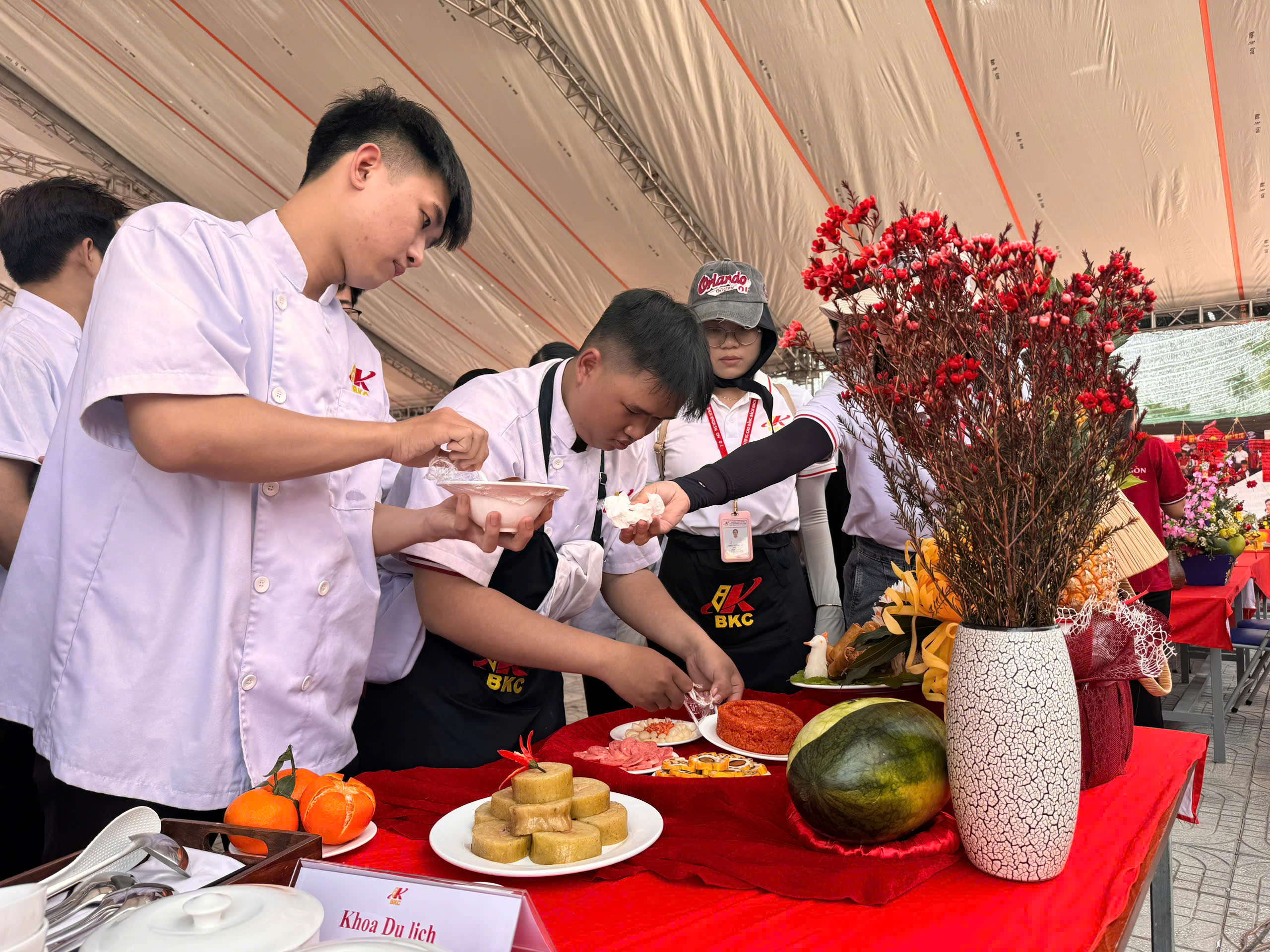 Sinh viên quốc tế lúng túng lần đầu gói bánh tét, đón Tết Việt giữa giảng đường - Ảnh 8.