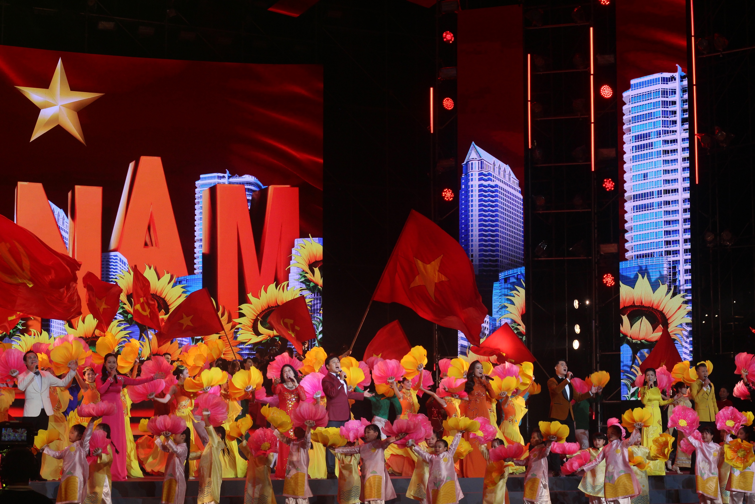 Đ&ecirc;m th&agrave;nh phố lung linh c&ugrave;ng '&Aacute;nh s&aacute;ng niềm tin v&agrave; kh&aacute;t vọng'- Ảnh 1.