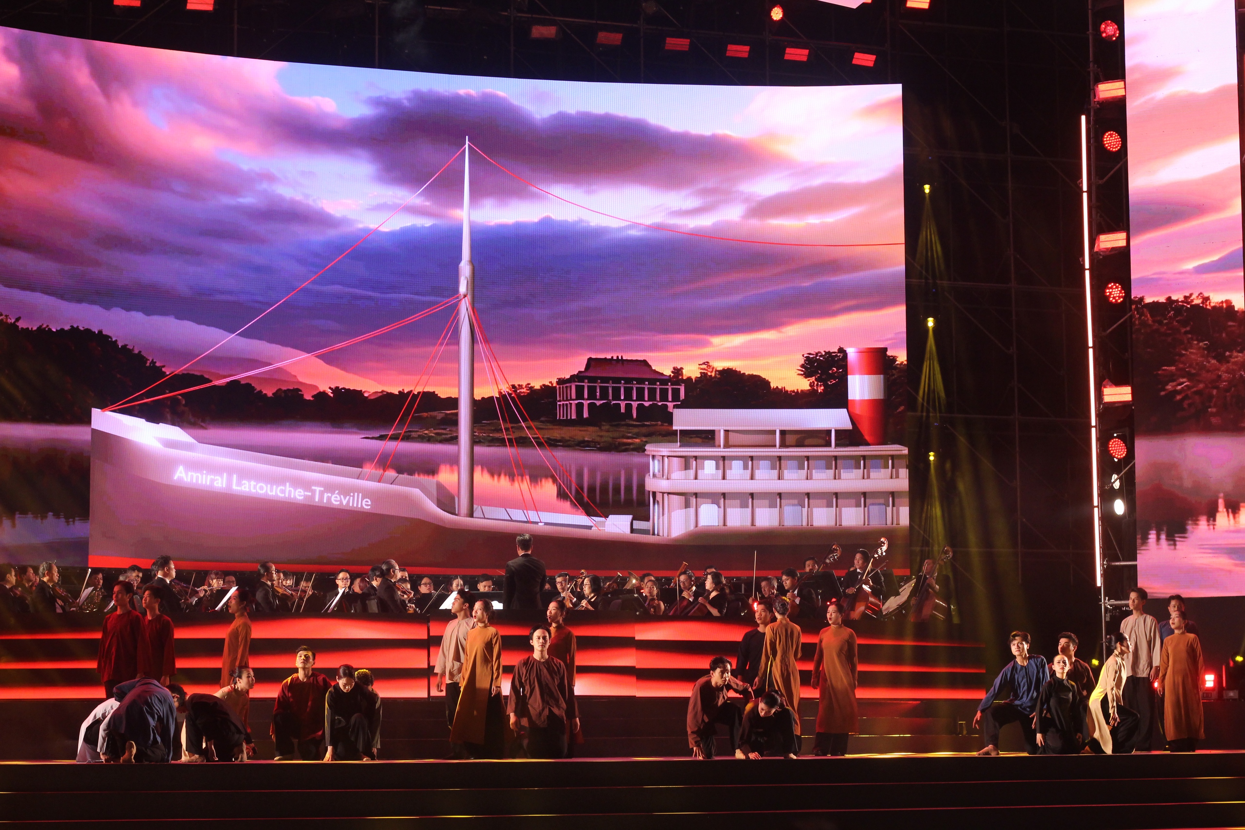 Đ&ecirc;m th&agrave;nh phố lung linh c&ugrave;ng '&Aacute;nh s&aacute;ng niềm tin v&agrave; kh&aacute;t vọng'- Ảnh 2.