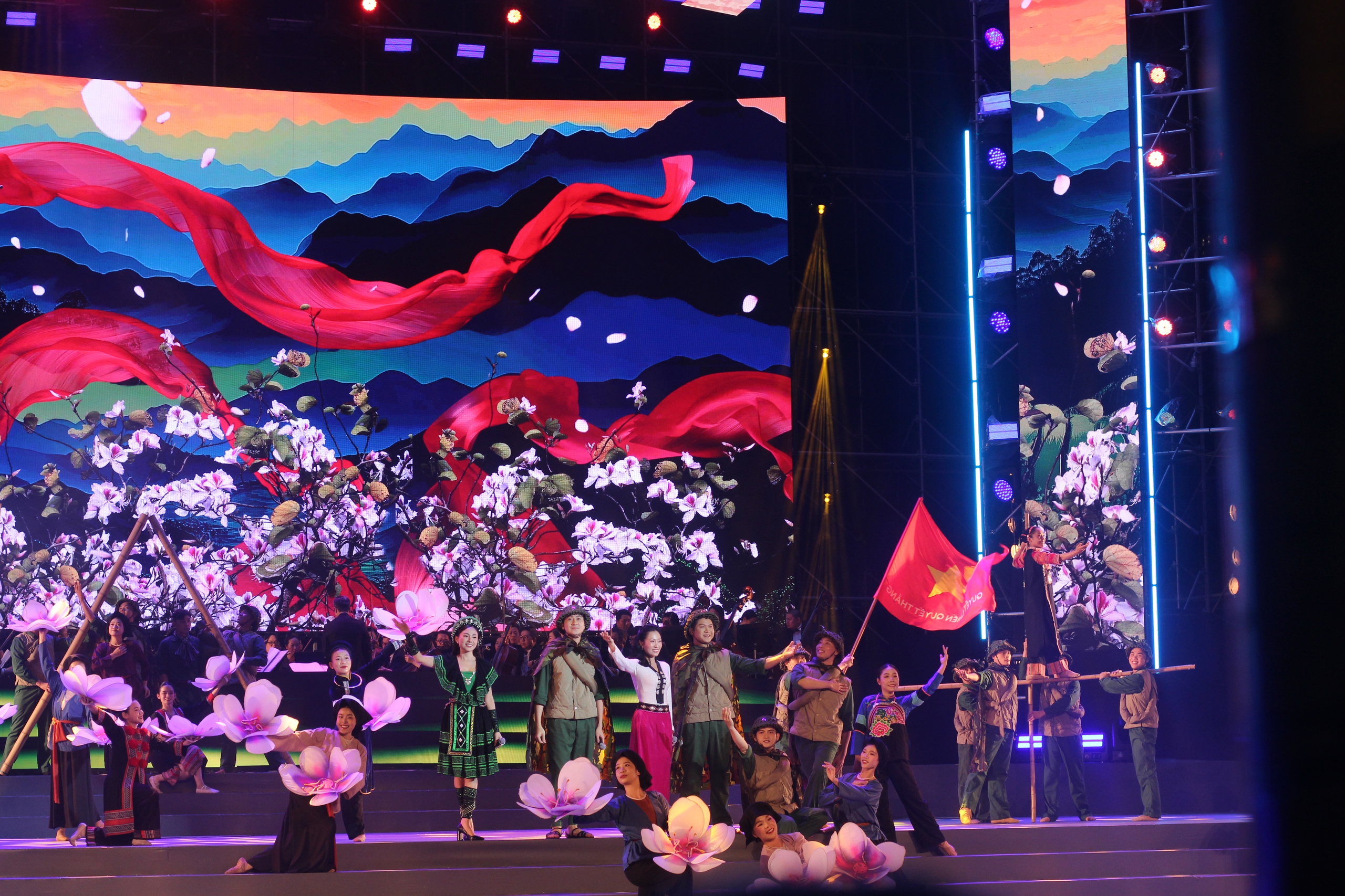 Đ&ecirc;m th&agrave;nh phố lung linh c&ugrave;ng '&Aacute;nh s&aacute;ng niềm tin v&agrave; kh&aacute;t vọng'- Ảnh 3.