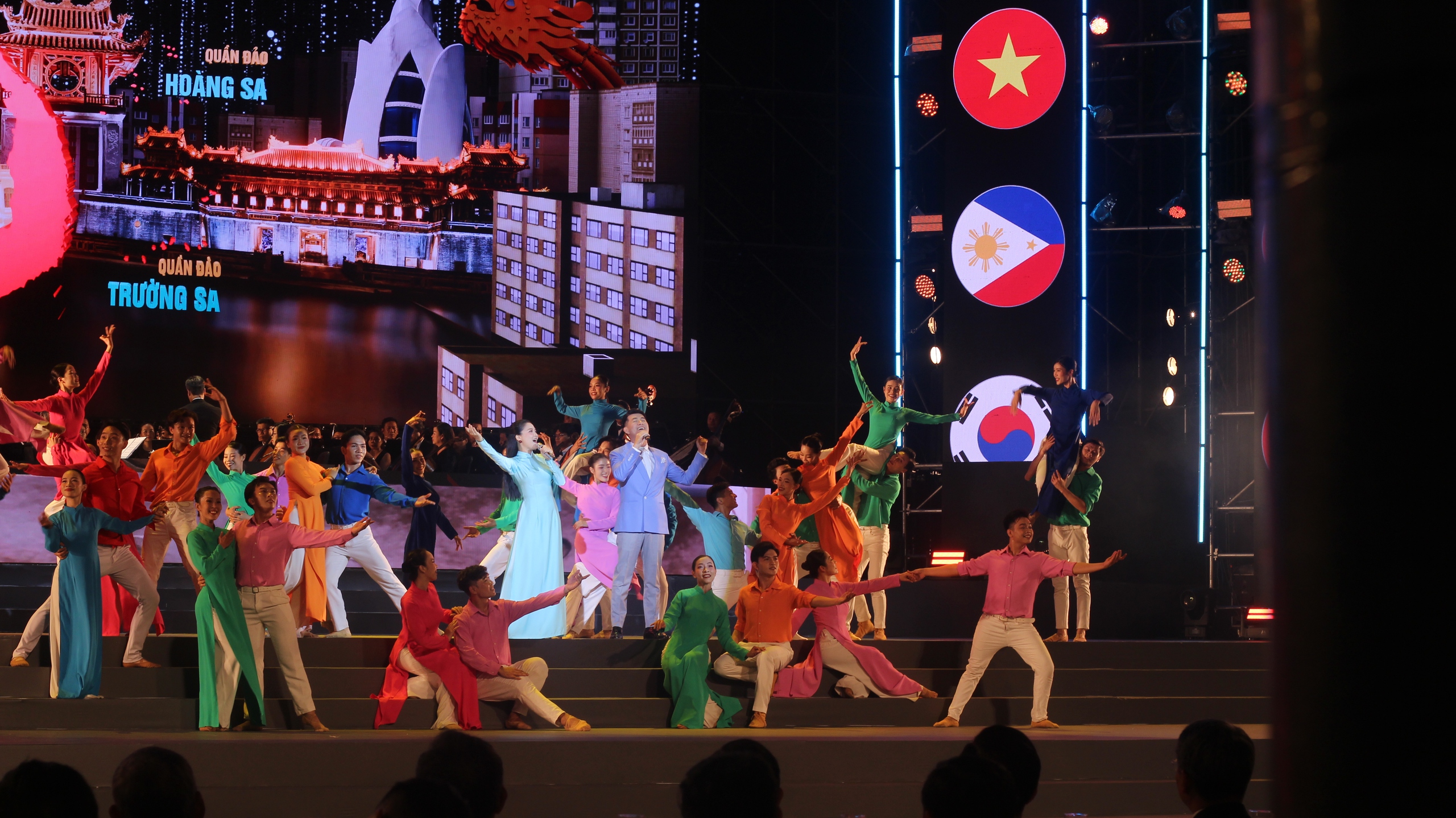 Đ&ecirc;m th&agrave;nh phố lung linh c&ugrave;ng '&Aacute;nh s&aacute;ng niềm tin v&agrave; kh&aacute;t vọng'- Ảnh 4.