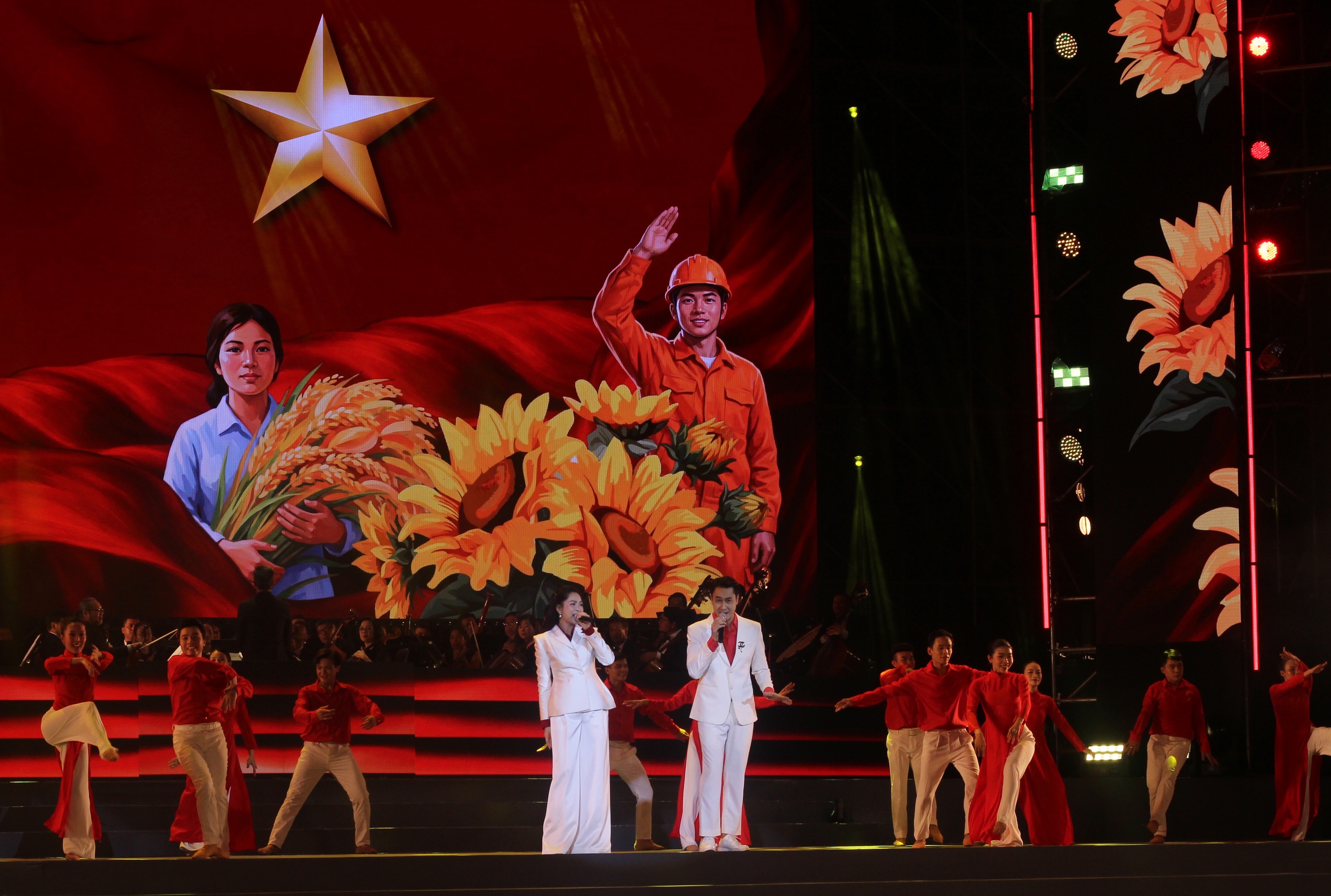 Đ&ecirc;m th&agrave;nh phố lung linh c&ugrave;ng '&Aacute;nh s&aacute;ng niềm tin v&agrave; kh&aacute;t vọng'- Ảnh 5.