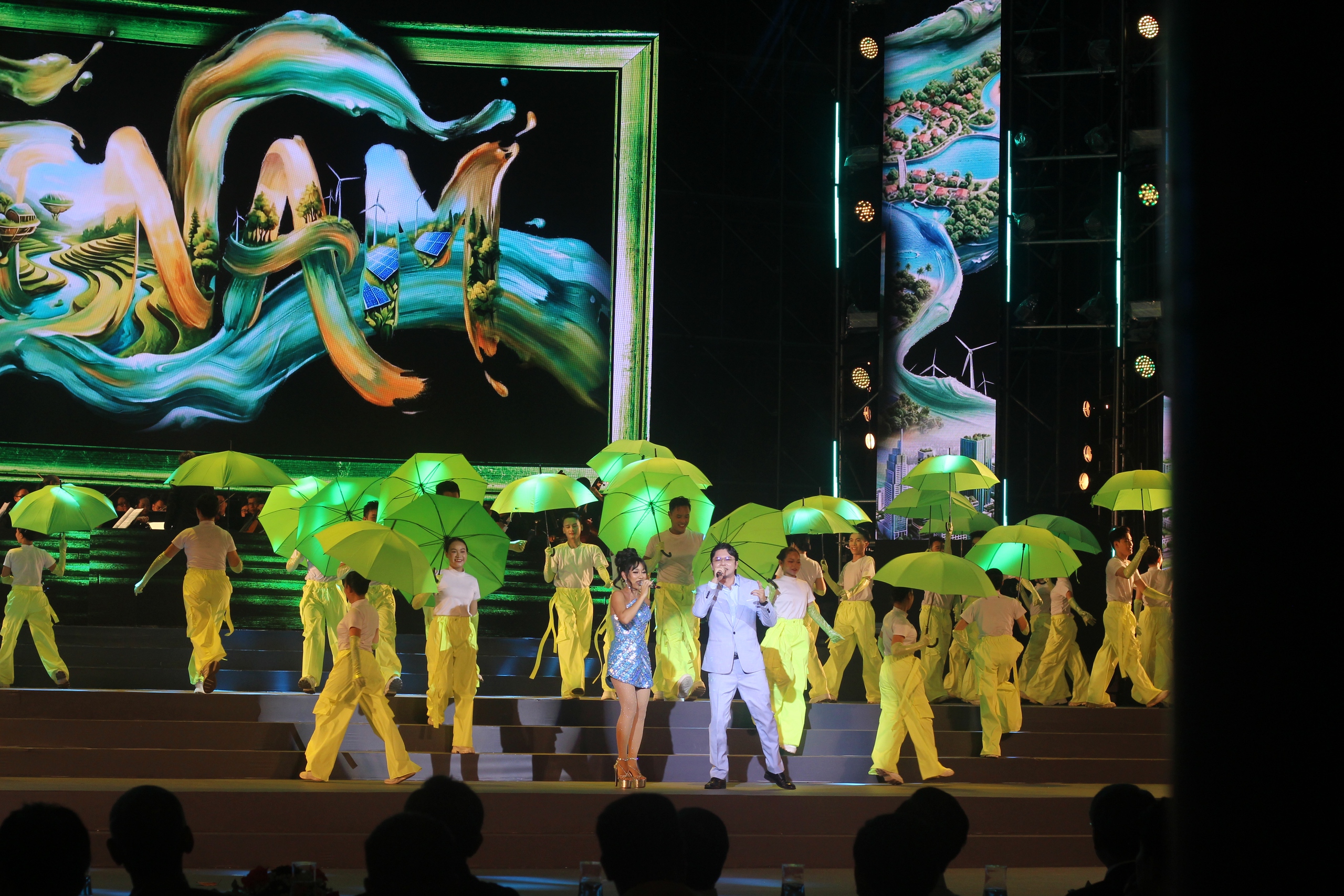 Đ&ecirc;m th&agrave;nh phố lung linh c&ugrave;ng '&Aacute;nh s&aacute;ng niềm tin v&agrave; kh&aacute;t vọng'- Ảnh 6.