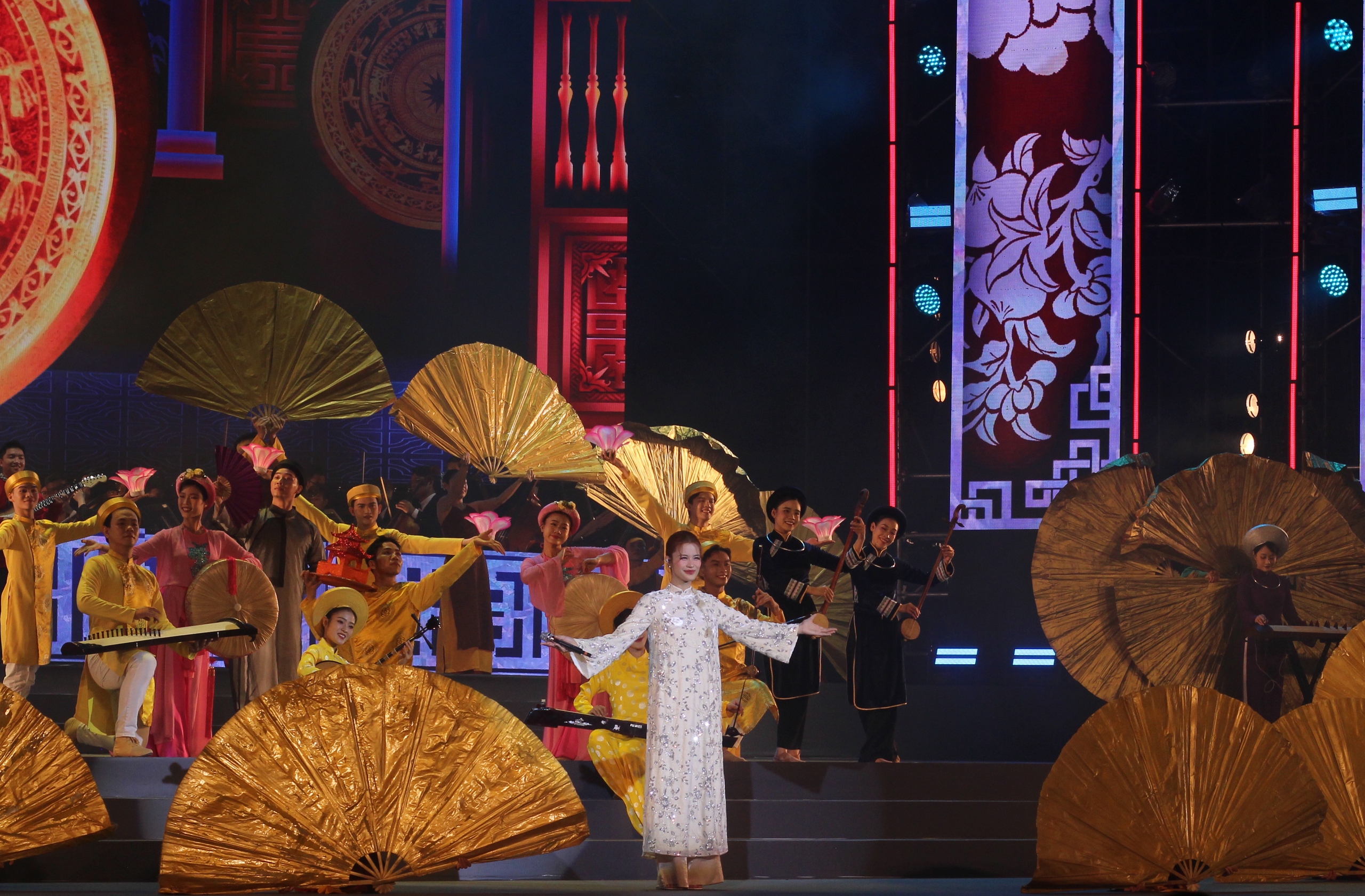 Đ&ecirc;m th&agrave;nh phố lung linh c&ugrave;ng '&Aacute;nh s&aacute;ng niềm tin v&agrave; kh&aacute;t vọng'- Ảnh 7.