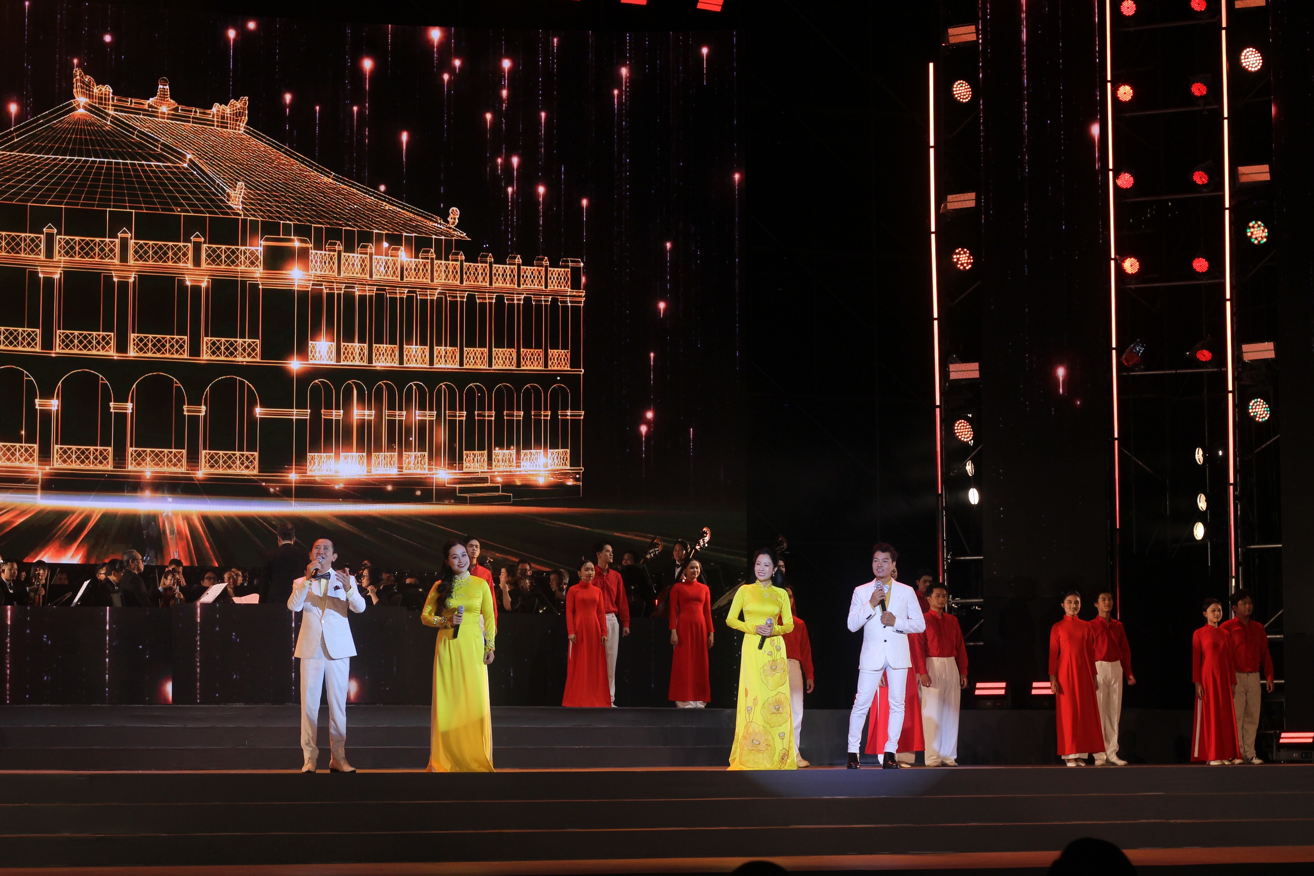 Đ&ecirc;m th&agrave;nh phố lung linh c&ugrave;ng '&Aacute;nh s&aacute;ng niềm tin v&agrave; kh&aacute;t vọng'- Ảnh 8.