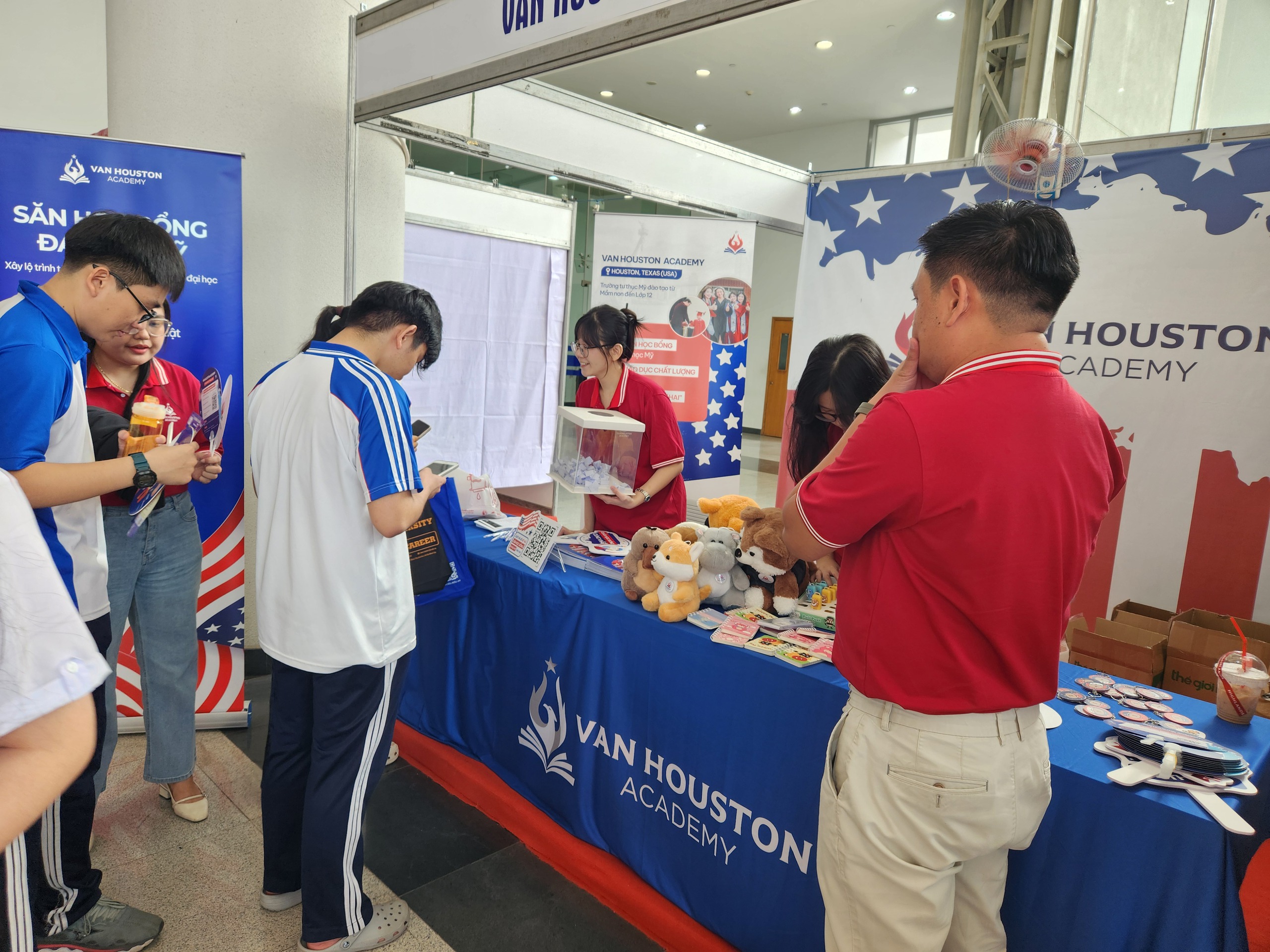 Hơn 15.000 học sinh trong sự kiện chọn trường, chọn ng&agrave;nh 28 năm tuổi - Ảnh 16.