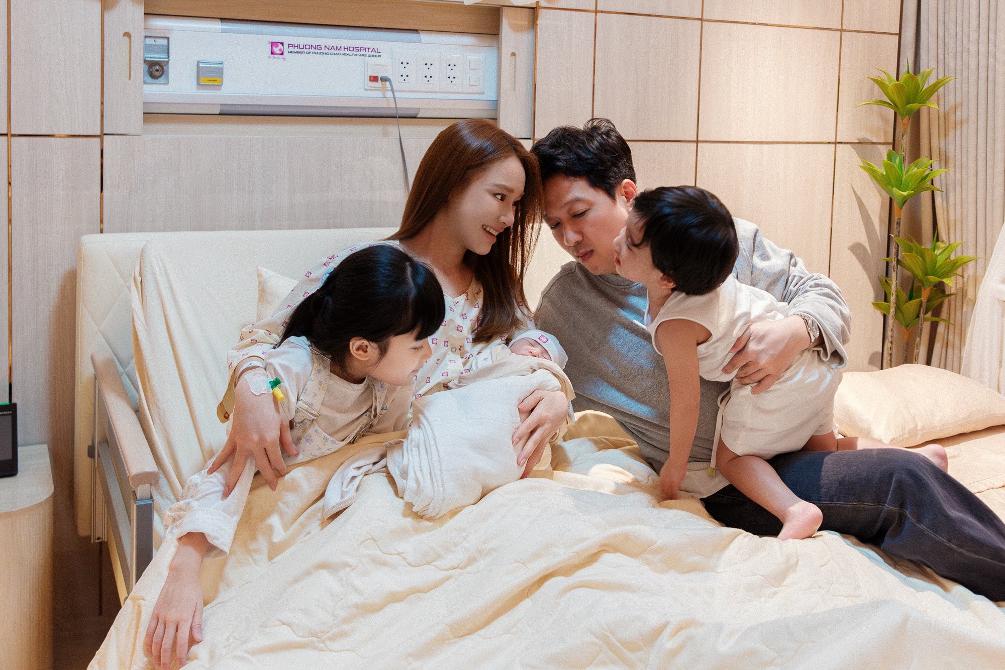 Nhã Phương sinh con thứ ba, Trường Giang xin lỗi vì không ở bên - Ảnh 1.