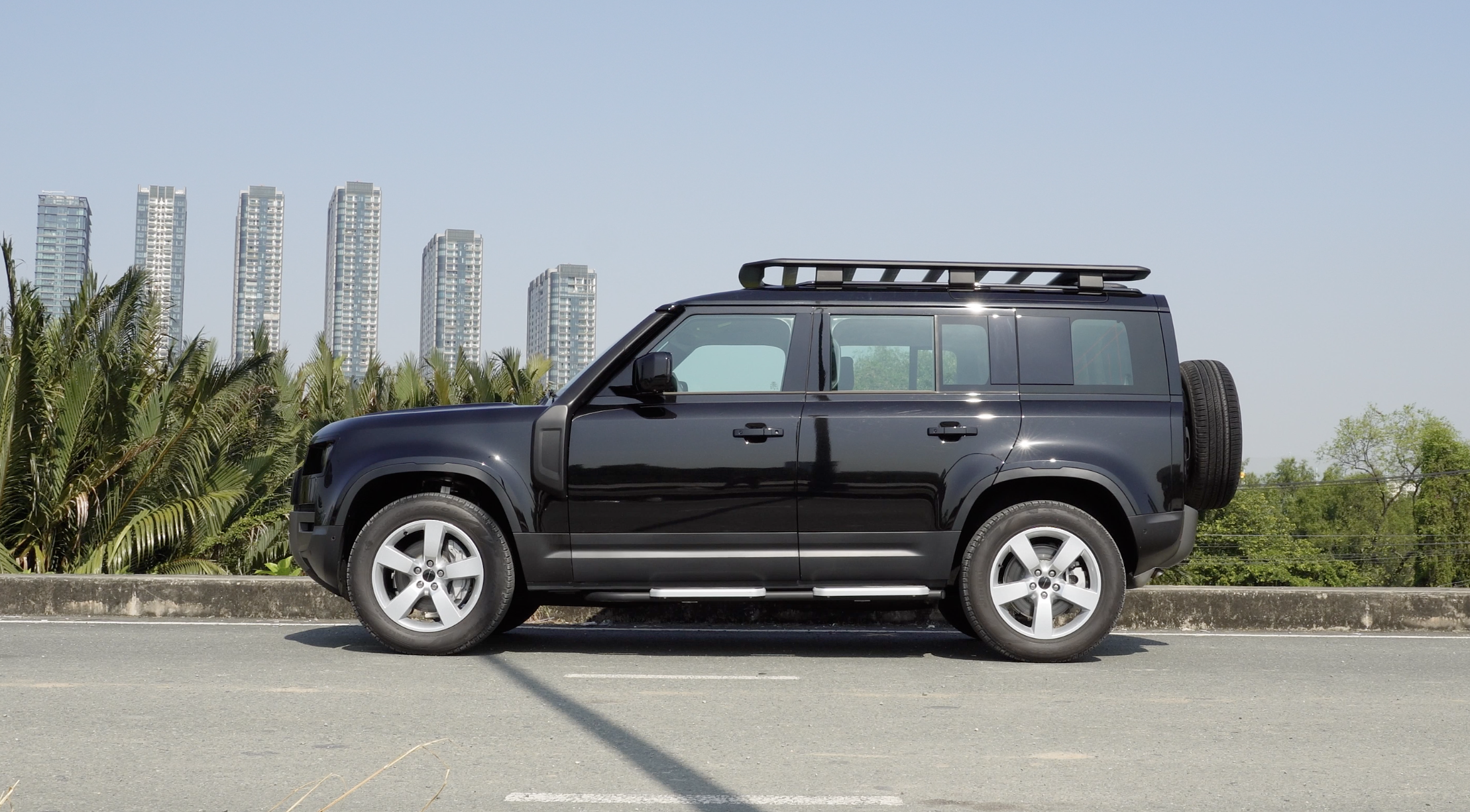 Land Rover Defender: Vì sao được xướng tên 'vua' địa hình? - Ảnh 1.