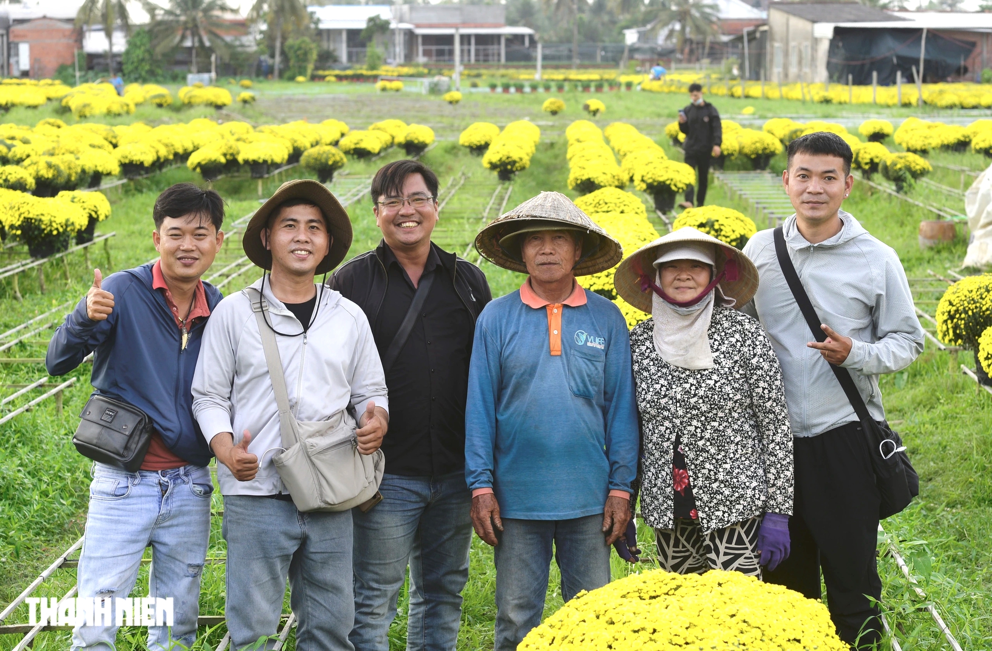 Ai đã 'giải cứu' hơn 4.000 chậu hoa tết nở sớm trong vòng 1 ngày? - Ảnh 6.