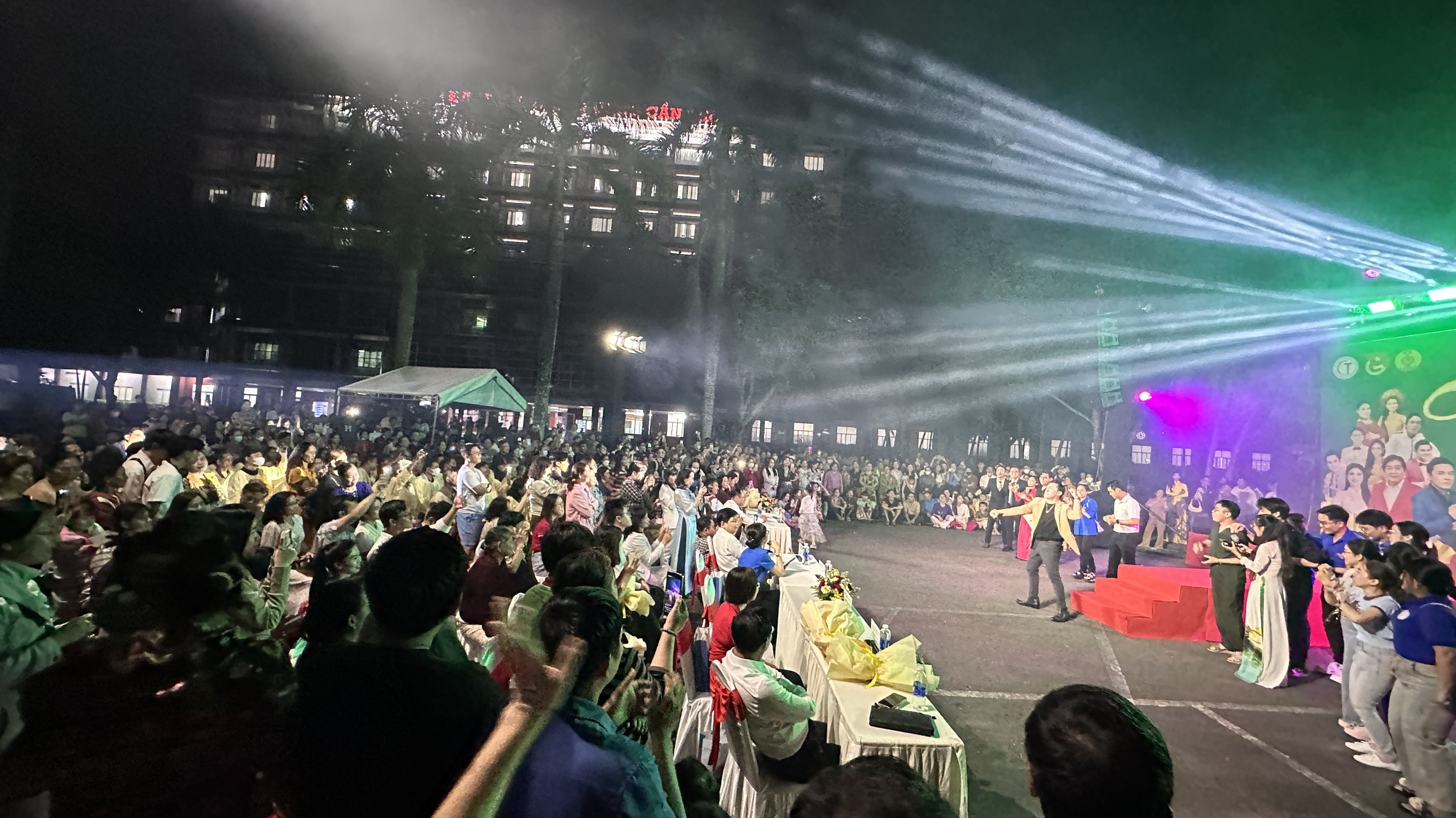 Lam Trường 'làm liveshow' phục vụ bệnh nhân tại Cần Thơ - Ảnh 1.