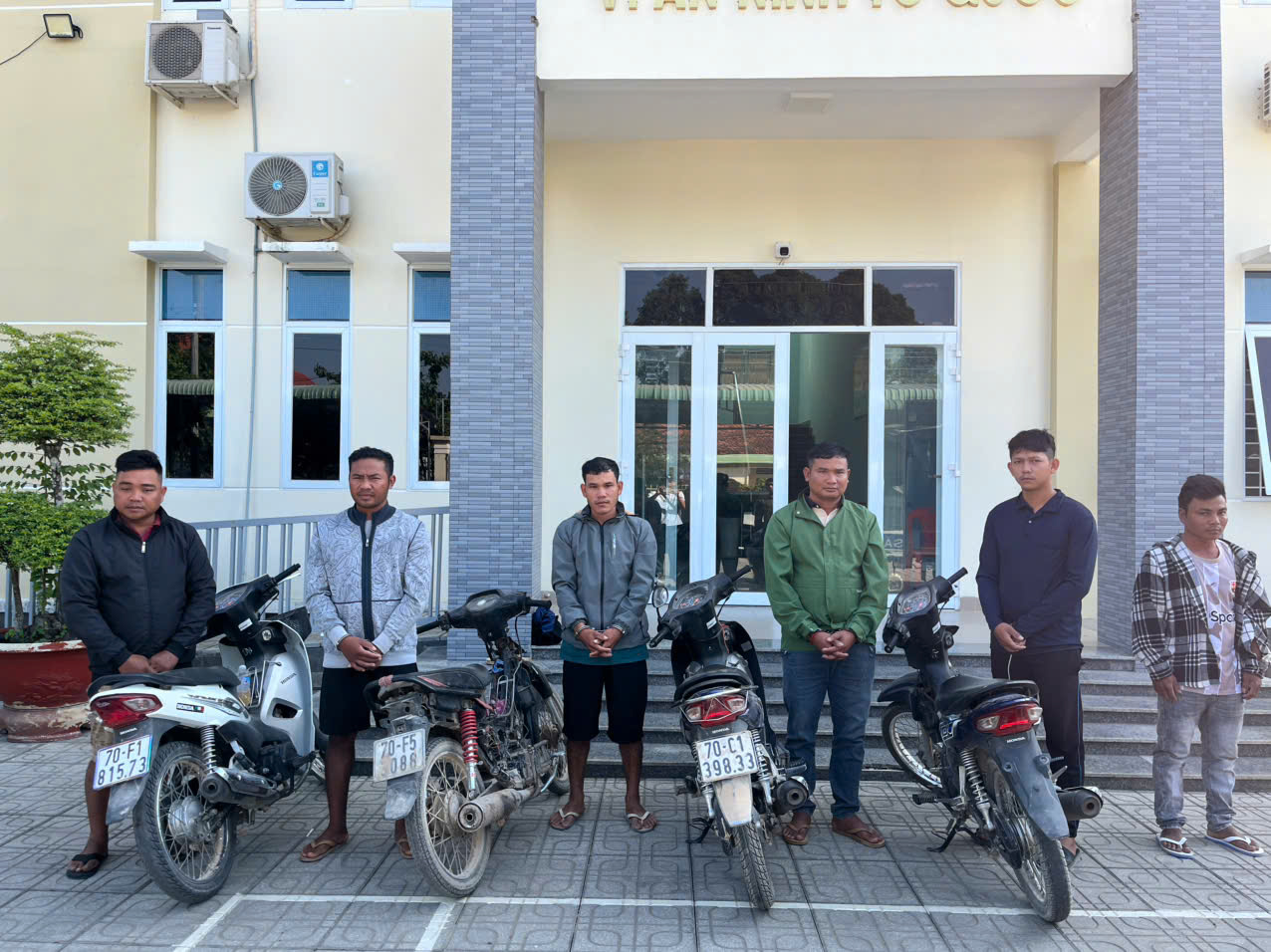 Phá đường dây cho người nước ngoài nhập cảnh trái phép, bắt giữ nhiều đối tượng - Ảnh 1.