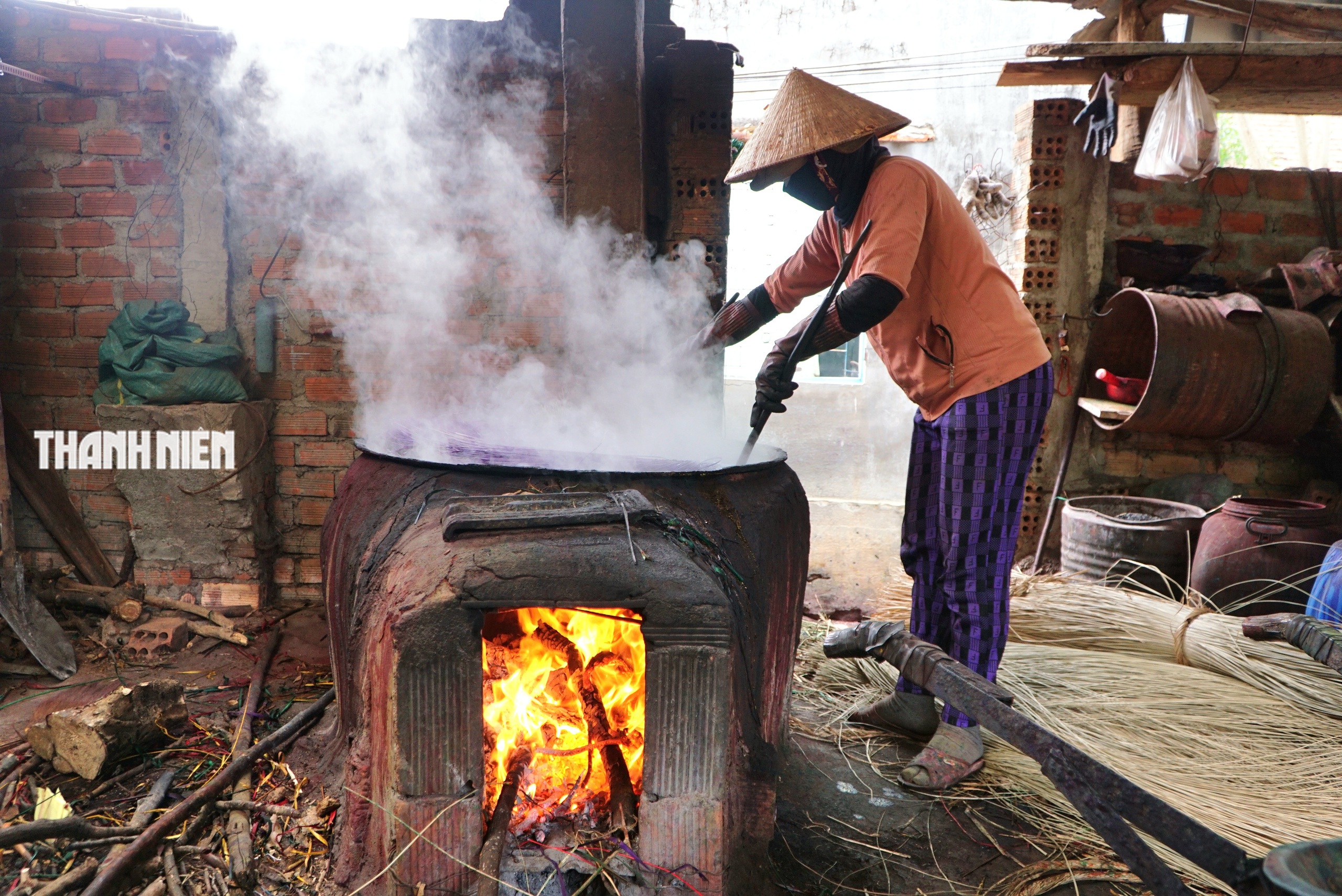 Làng dệt chiếu cói Phú Tân bên đầm Ô Loan giữ gìn nghề truyền thống trăm năm - Ảnh 8. Làng dệt chiếu cói Phú Tân bên đầm Ô Loan giữ gìn nghề truyền thống trăm năm - Ảnh 8.