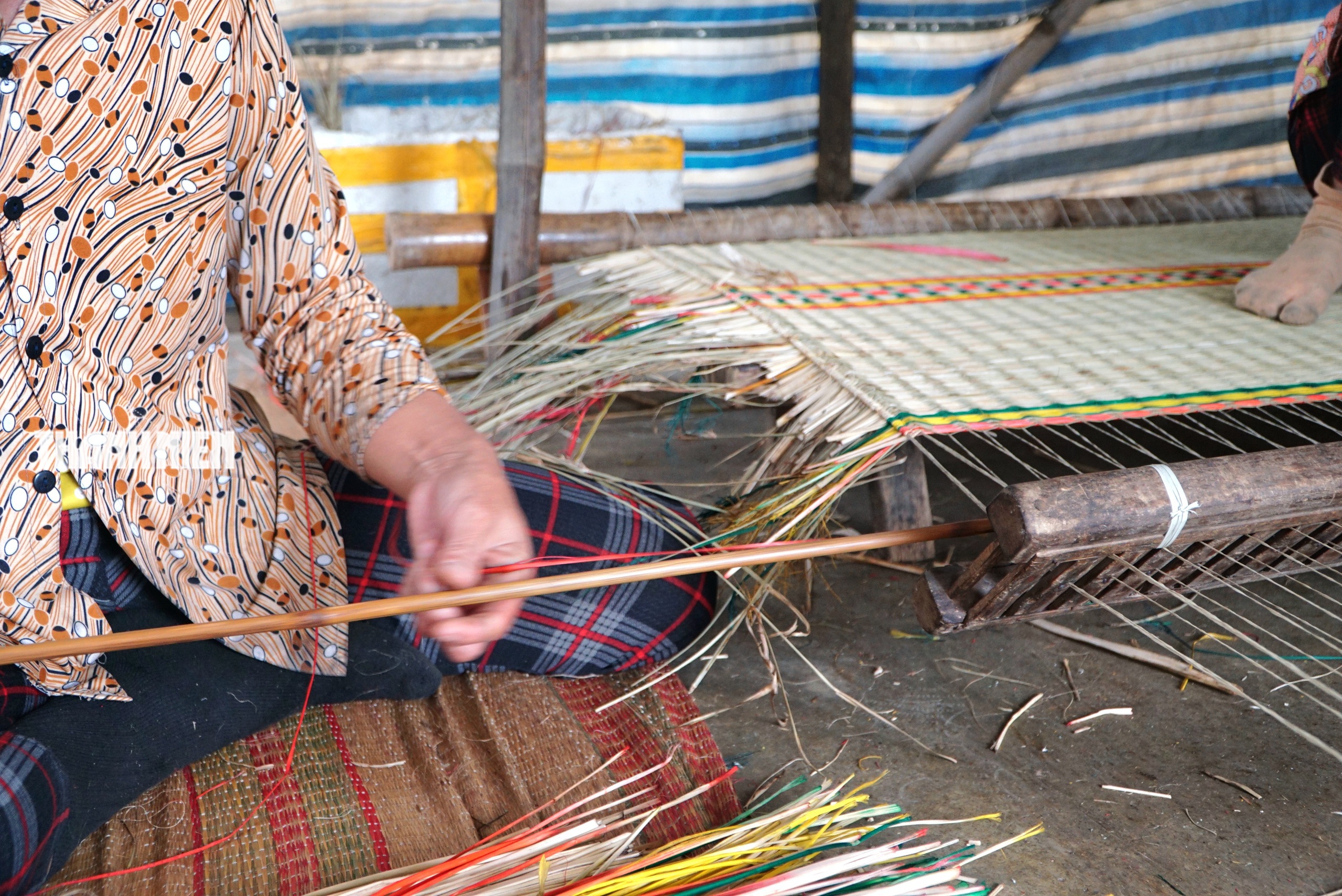 Làng dệt chiếu cói Phú Tân bên đầm Ô Loan giữ gìn nghề truyền thống trăm năm - Ảnh 6. Làng dệt chiếu cói Phú Tân bên đầm Ô Loan giữ gìn nghề truyền thống trăm năm - Ảnh 6.