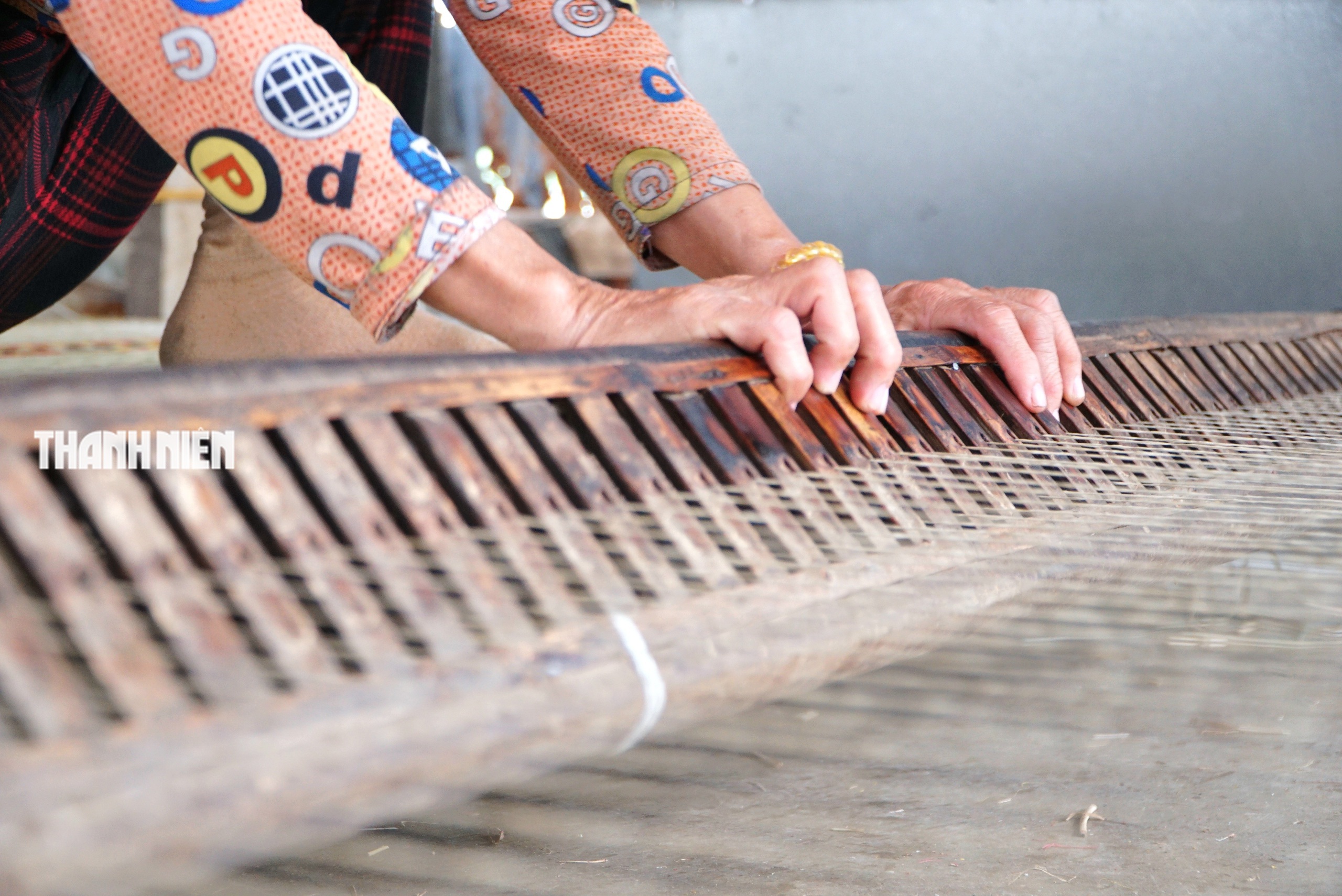 Làng dệt chiếu cói Phú Tân bên đầm Ô Loan giữ gìn nghề truyền thống trăm năm - Ảnh 5. Làng dệt chiếu cói Phú Tân bên đầm Ô Loan giữ gìn nghề truyền thống trăm năm - Ảnh 5.