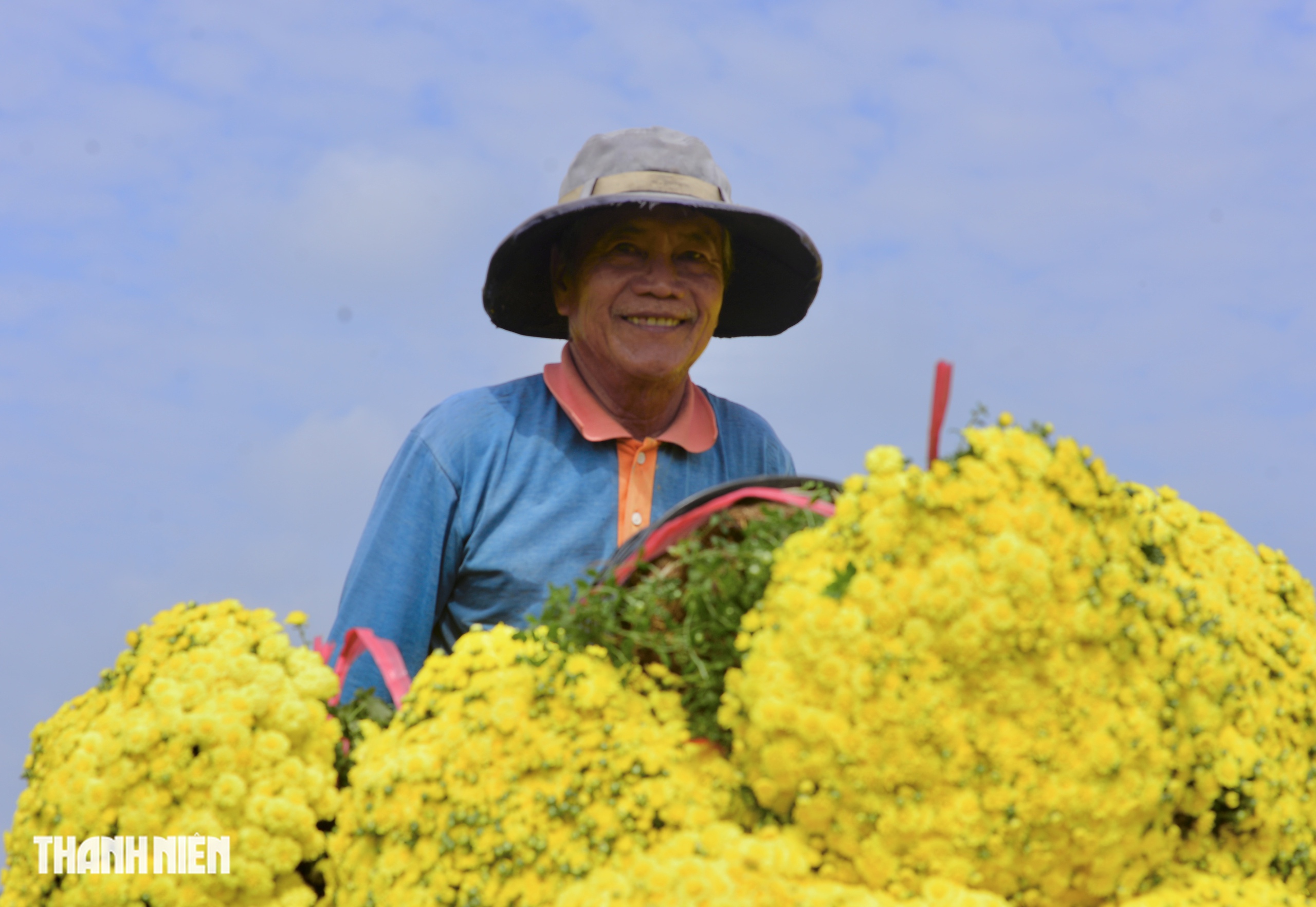 Ai đã 'giải cứu' hơn 4.000 chậu hoa tết nở sớm trong vòng 1 ngày? - Ảnh 3.