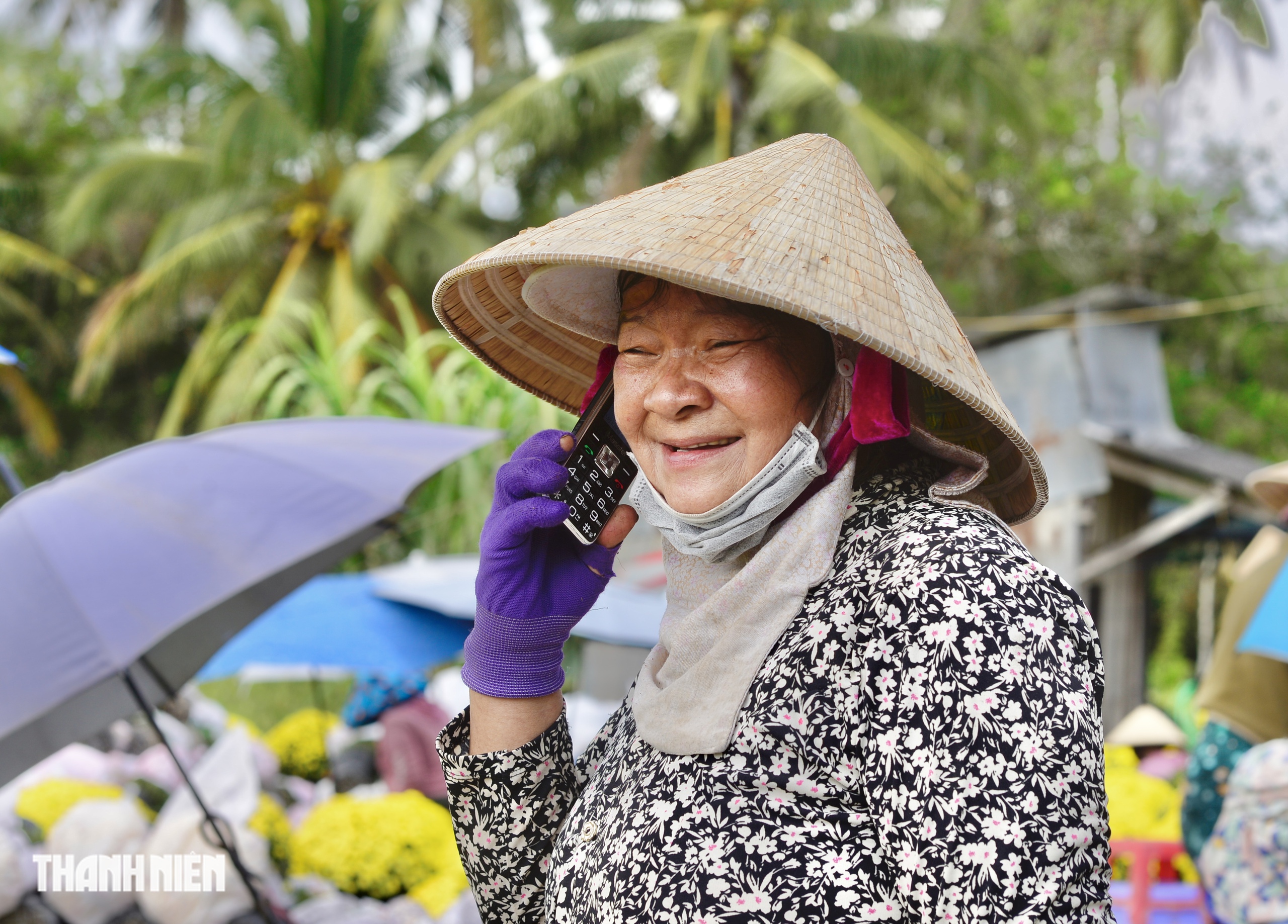Ai đã 'giải cứu' hơn 4.000 chậu hoa tết nở sớm trong vòng 1 ngày? - Ảnh 1.