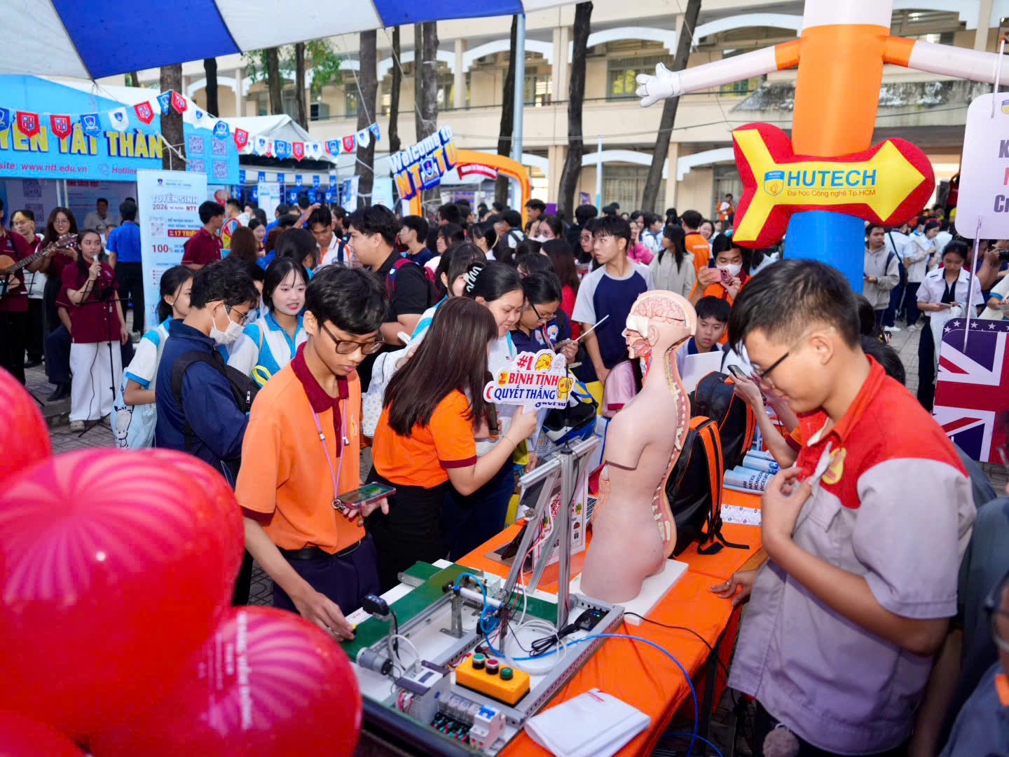 Hơn 15.000 học sinh trong sự kiện chọn trường, chọn ng&agrave;nh 28 năm tuổi - Ảnh 17.