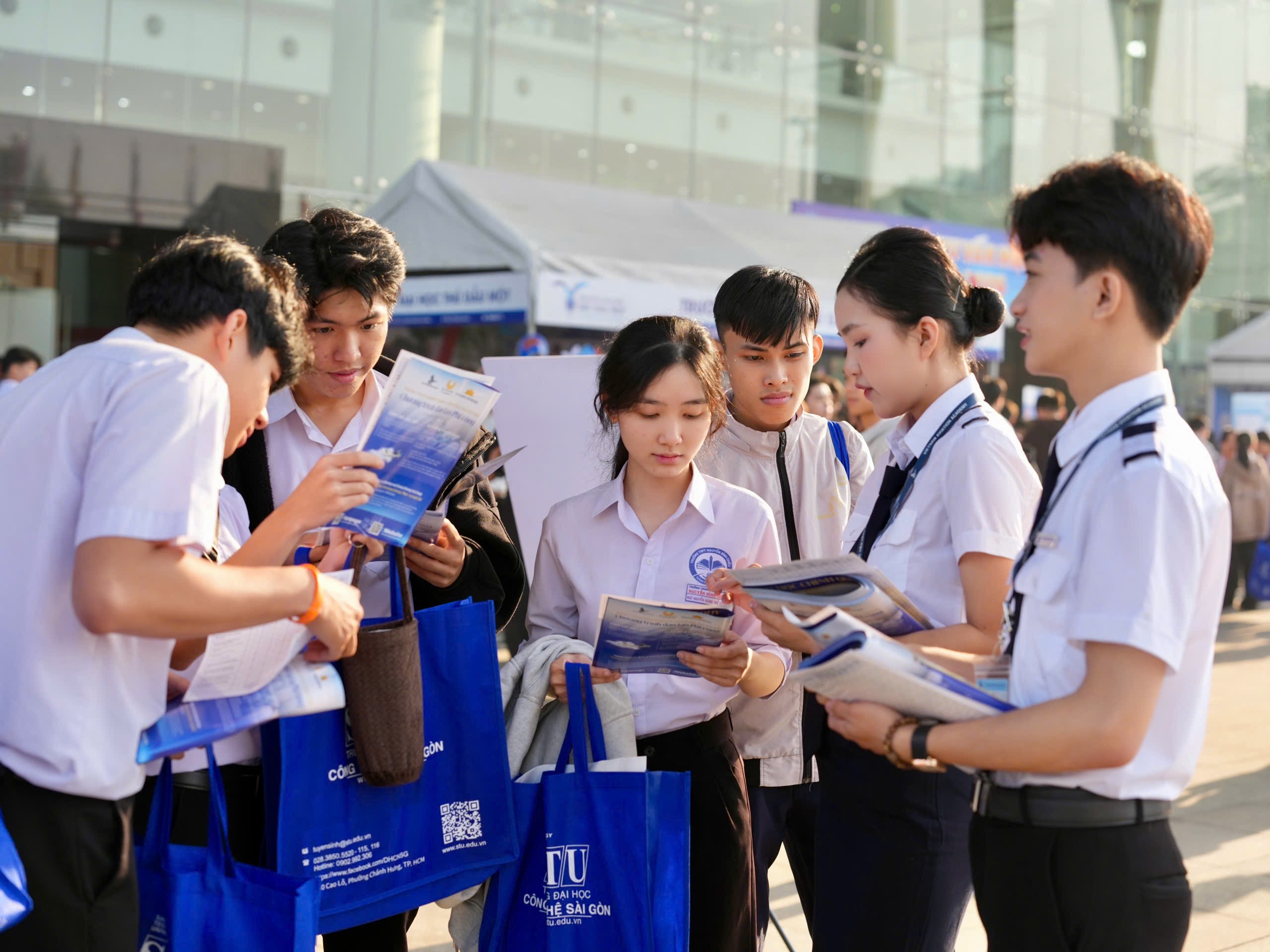 Những khoảnh khắc ấn tượng của học sinh lớp 12  - Ảnh 6.