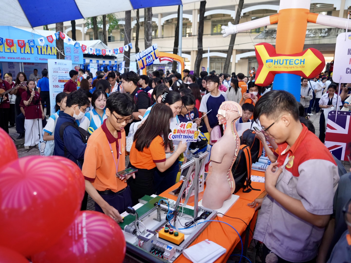 Những khoảnh khắc ấn tượng của học sinh lớp 12  - Ảnh 4.