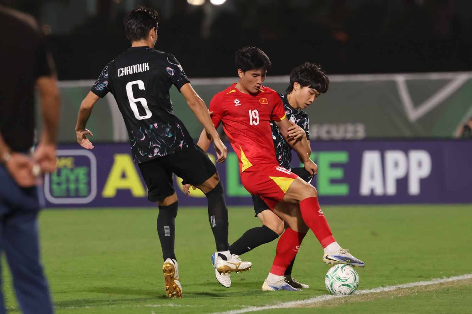 'Mỹ ơi cố lên': Soái ca U.23 Việt Nam được ban huấn luyện hét cổ vũ trận tranh HCĐ, là ai?- Ảnh 3.