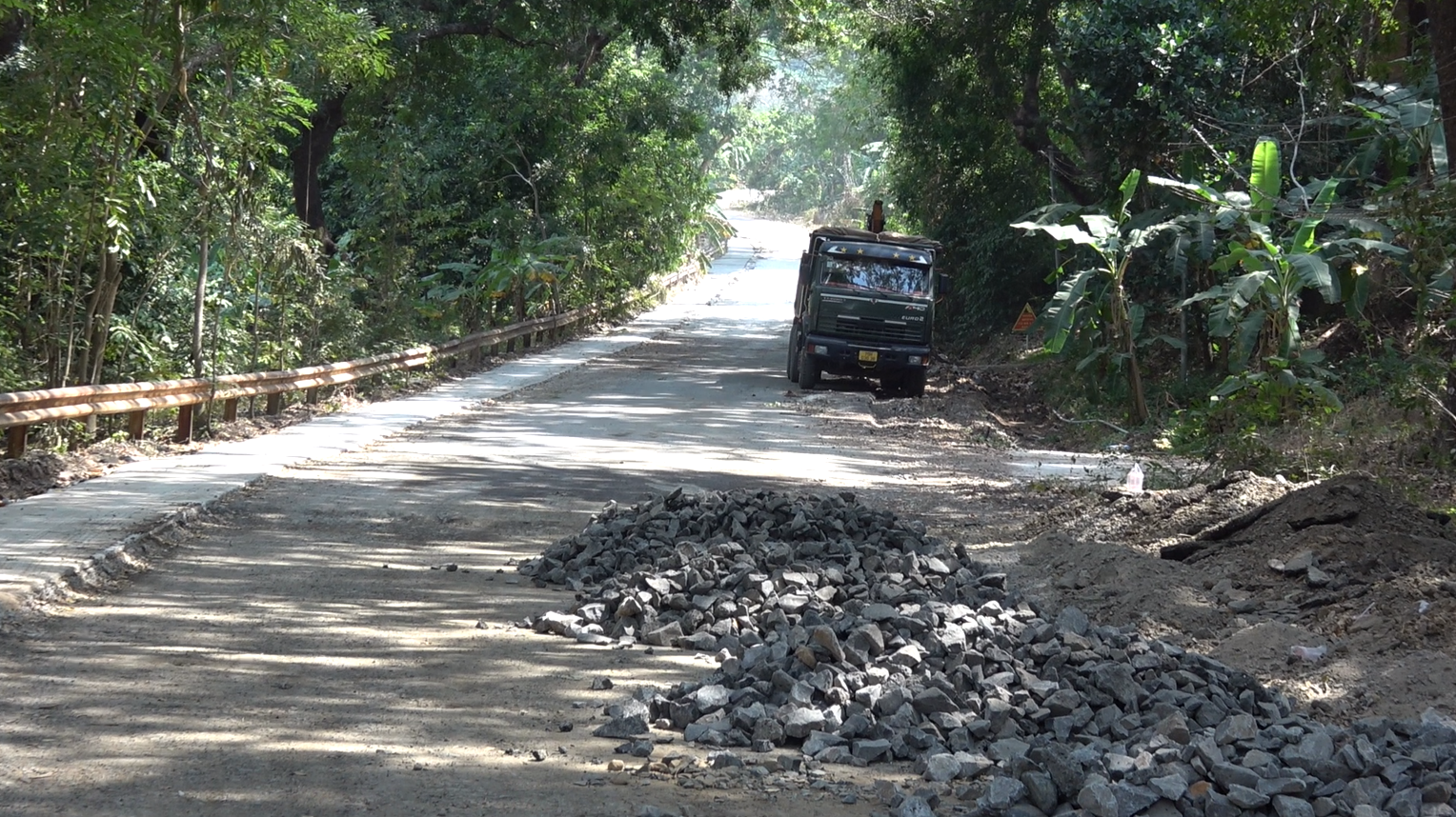 Lắp barie kiểm soát người ra vào rừng ở núi Bà Đen- Ảnh 1.