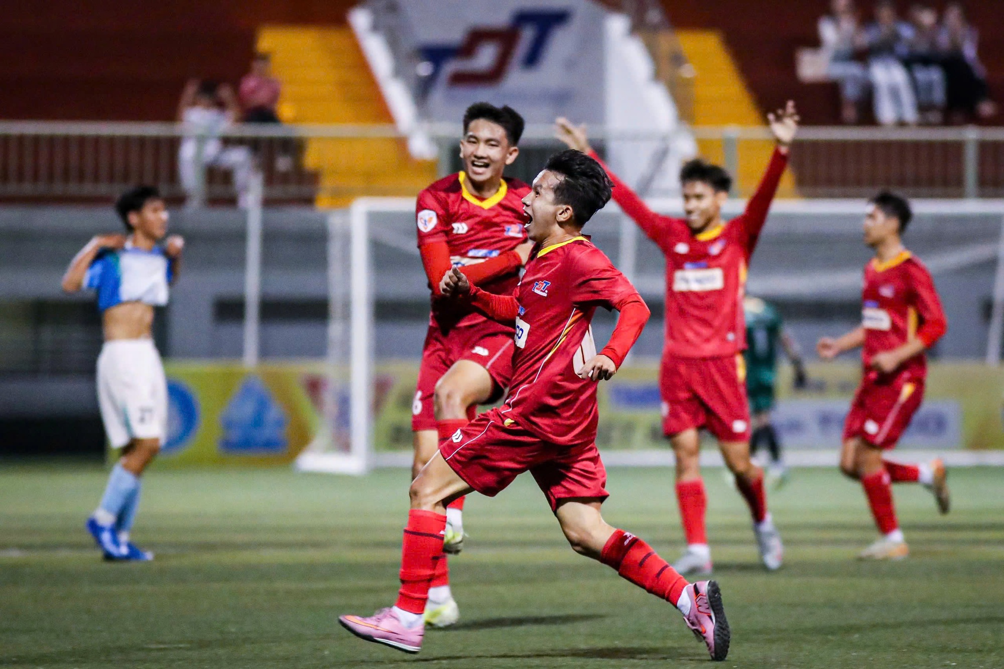 Bất ngờ lớn ở ng&agrave;y mở m&agrave;n v&ograve;ng play-off- Ảnh 1.