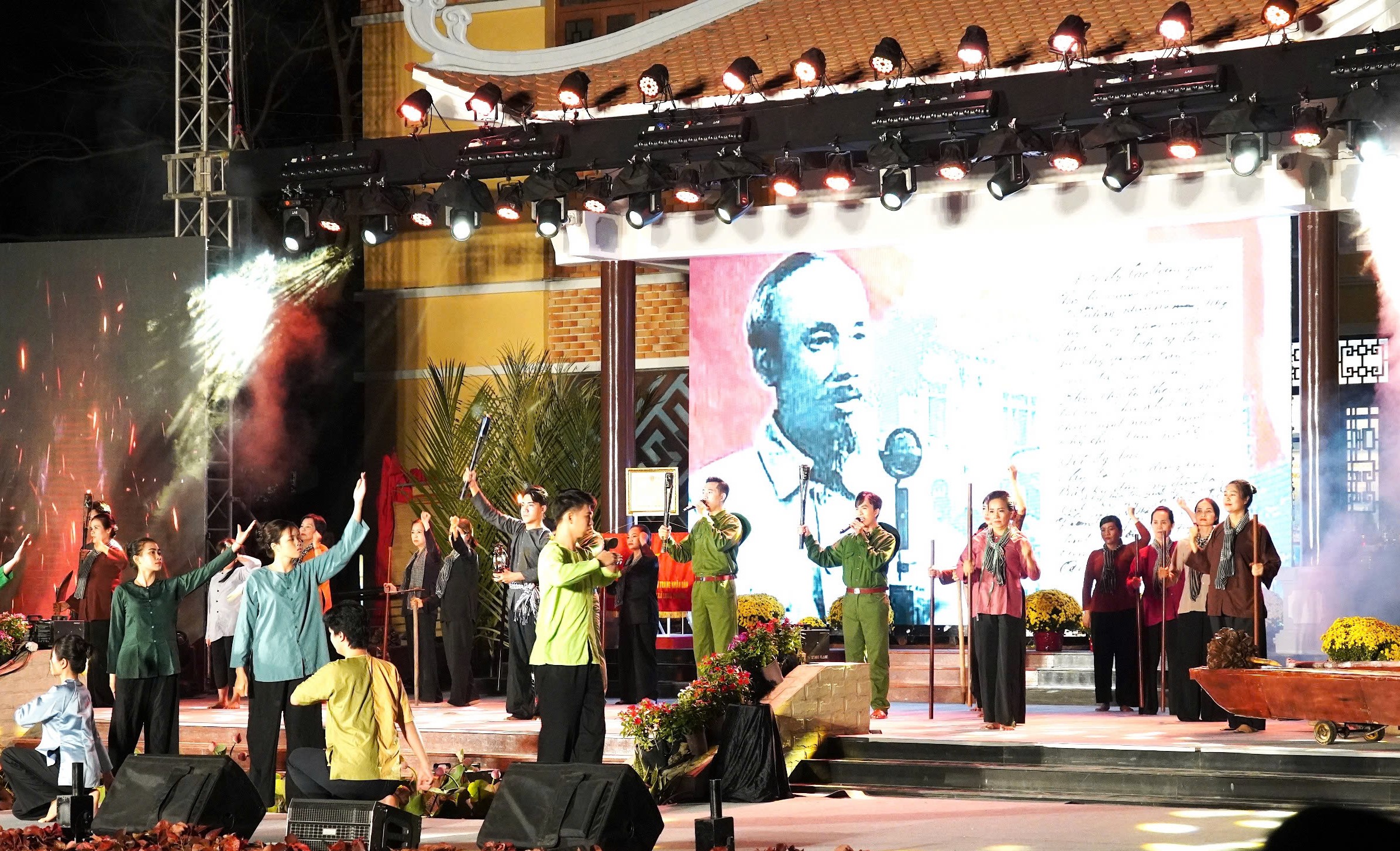 TP.HCM: Hào khí vùng bưng 6 xã sống lại trong đêm nghệ thuật ở Long Trường- Ảnh 1.