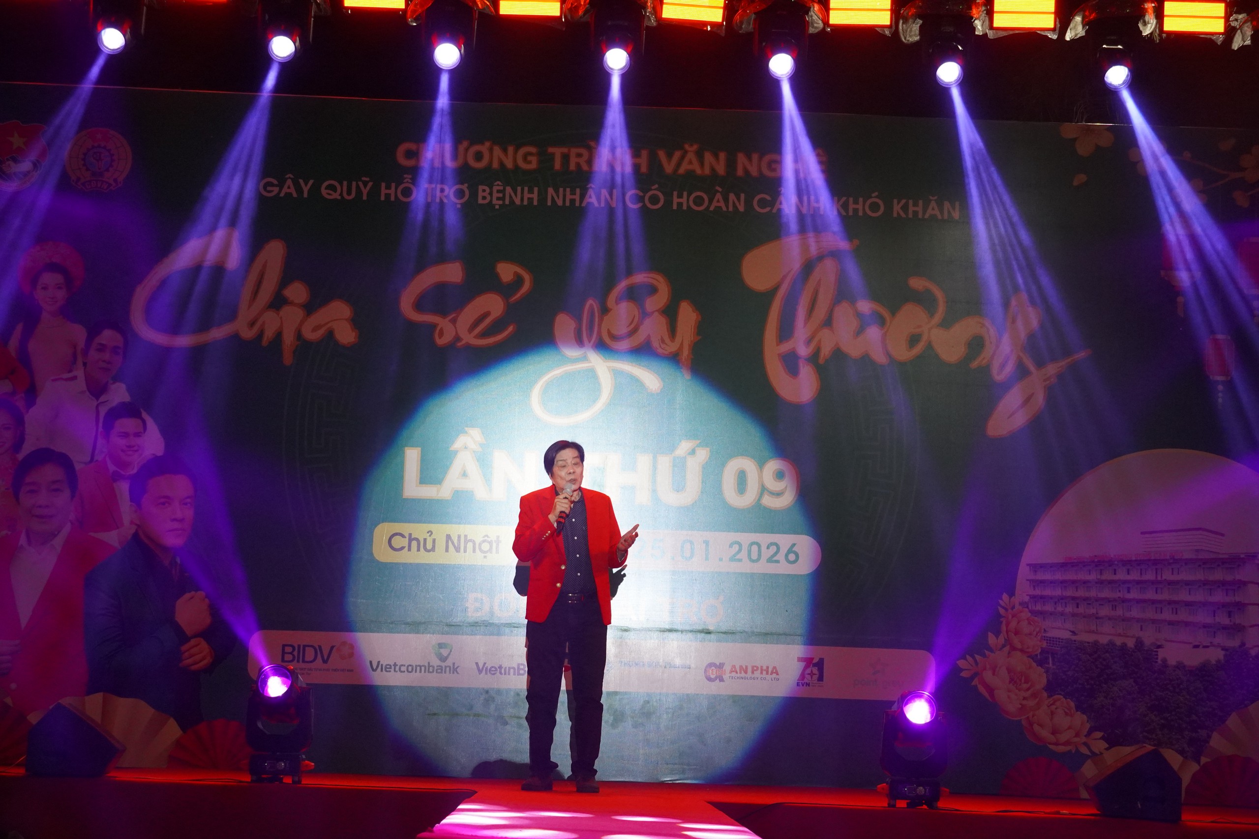 Lam Trường 'làm liveshow' phục vụ bệnh nhân tại Cần Thơ - Ảnh 3.