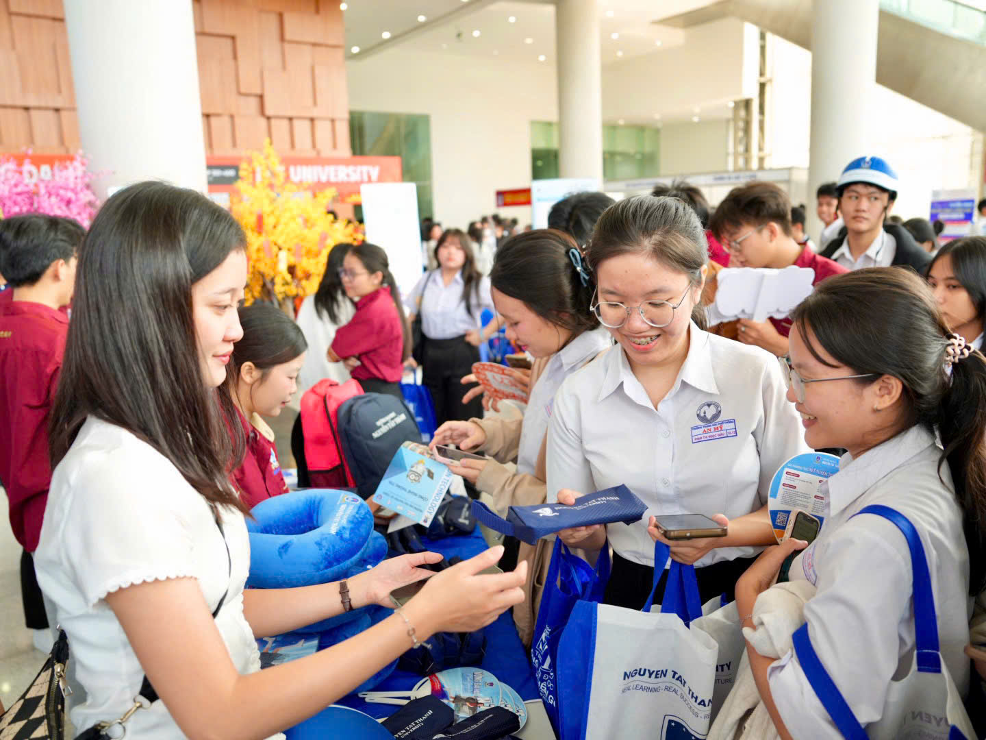 Hơn 15.000 học sinh trong sự kiện chọn trường, chọn ng&agrave;nh 28 năm tuổi - Ảnh 14.